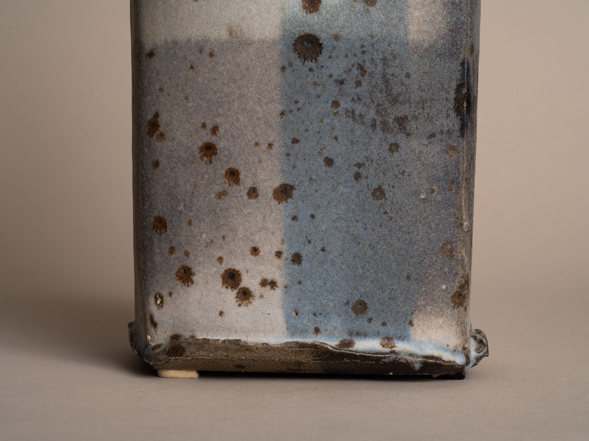 Rare vase colonne en grès de Gustave Tiffoche, France (vers 1985)..Rare stoneware vase by Gustave Tiffoche, France (circa 1985)