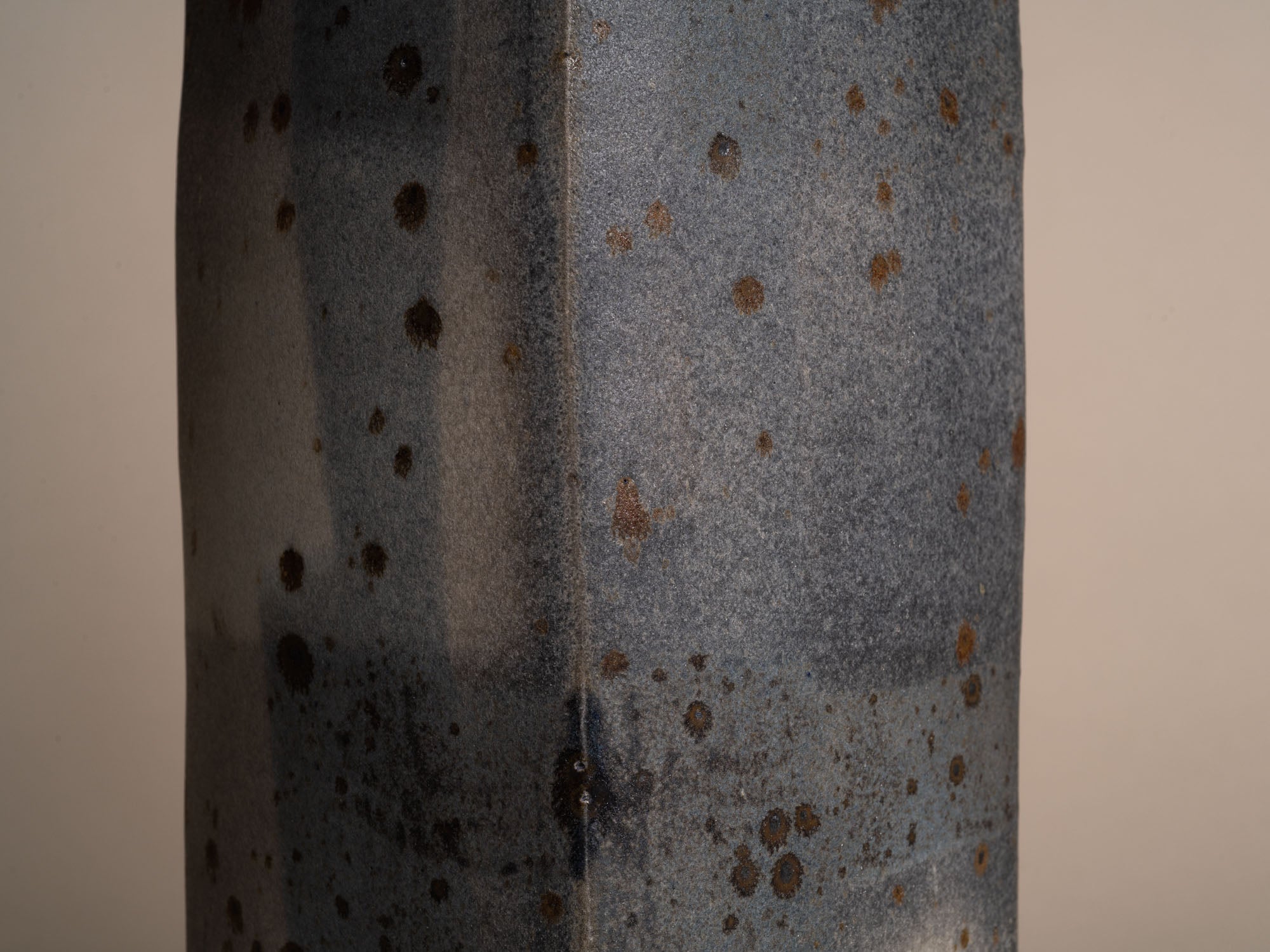 Rare vase colonne en grès de Gustave Tiffoche, France (vers 1985)..Rare stoneware vase by Gustave Tiffoche, France (circa 1985)