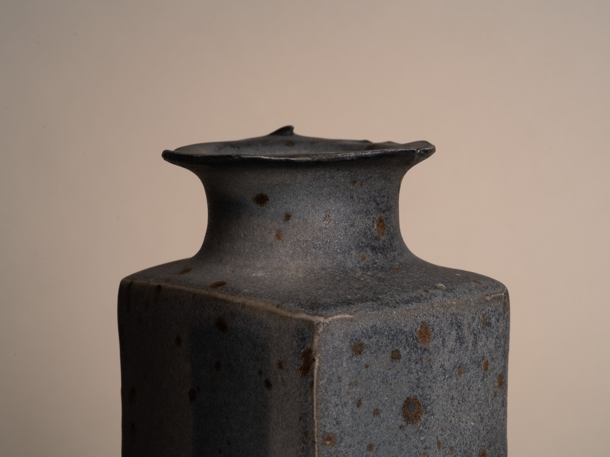 Rare vase colonne en grès de Gustave Tiffoche, France (vers 1985)..Rare stoneware vase by Gustave Tiffoche, France (circa 1985)