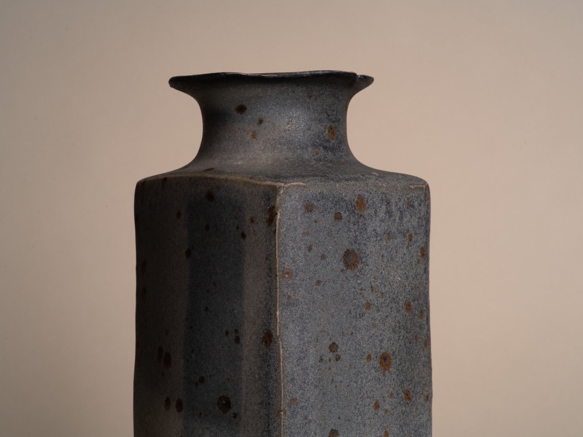 Rare vase colonne en grès de Gustave Tiffoche, France (vers 1985)..Rare stoneware vase by Gustave Tiffoche, France (circa 1985)