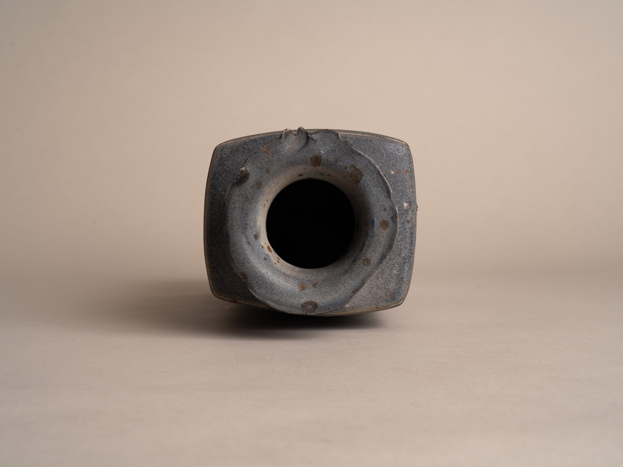 Rare vase colonne en grès de Gustave Tiffoche, France (vers 1985)..Rare stoneware vase by Gustave Tiffoche, France (circa 1985)