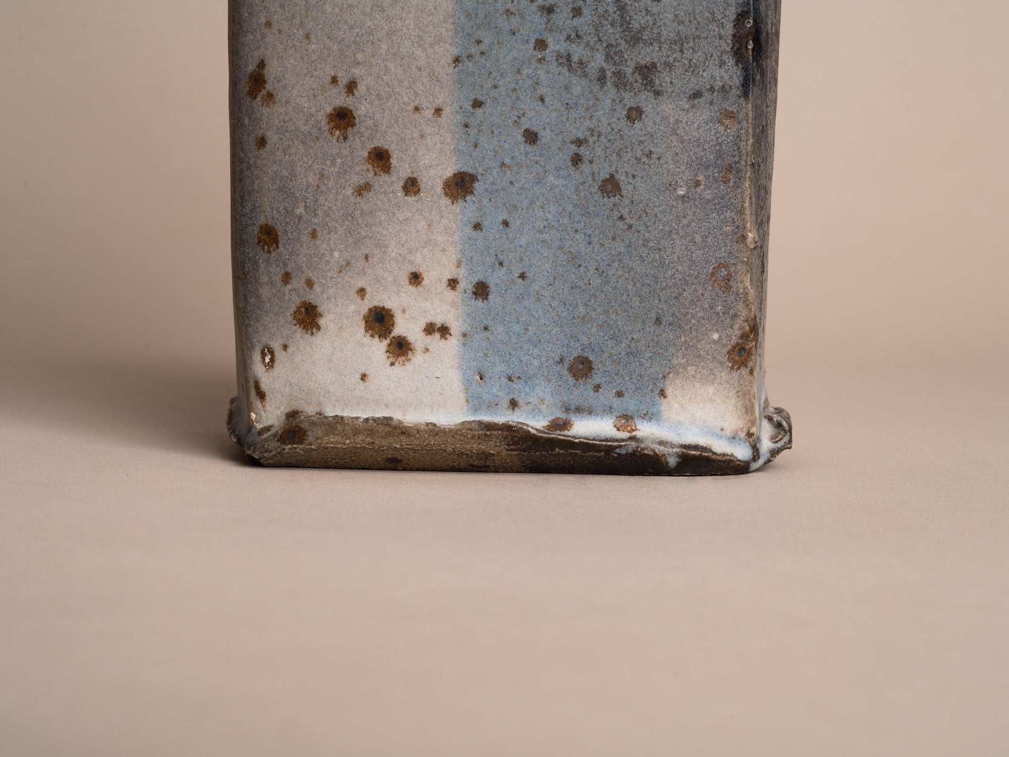Rare vase colonne en grès de Gustave Tiffoche, France (vers 1985)..Rare stoneware vase by Gustave Tiffoche, France (circa 1985)
