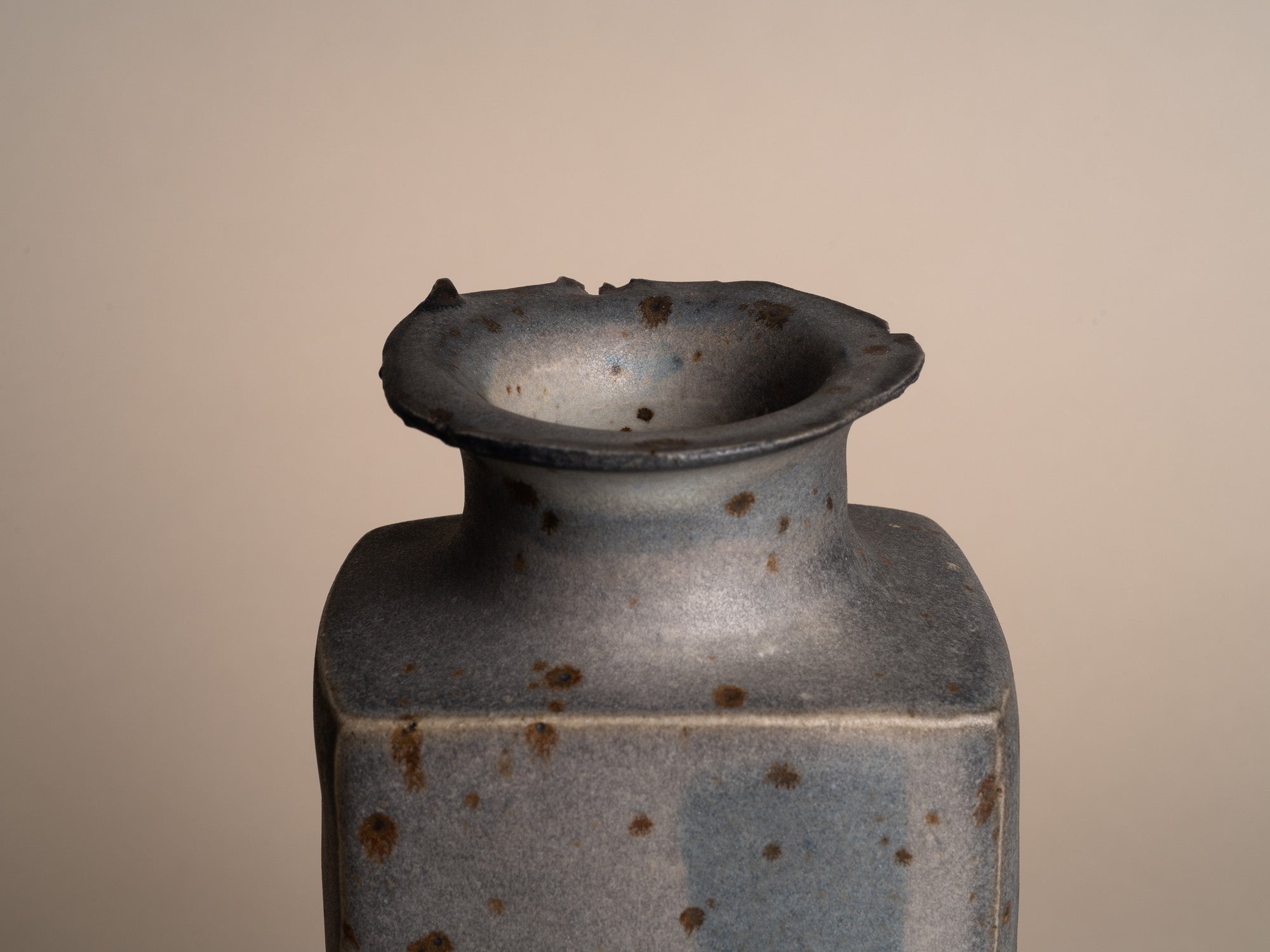 Rare vase colonne en grès de Gustave Tiffoche, France (vers 1985)..Rare stoneware vase by Gustave Tiffoche, France (circa 1985)