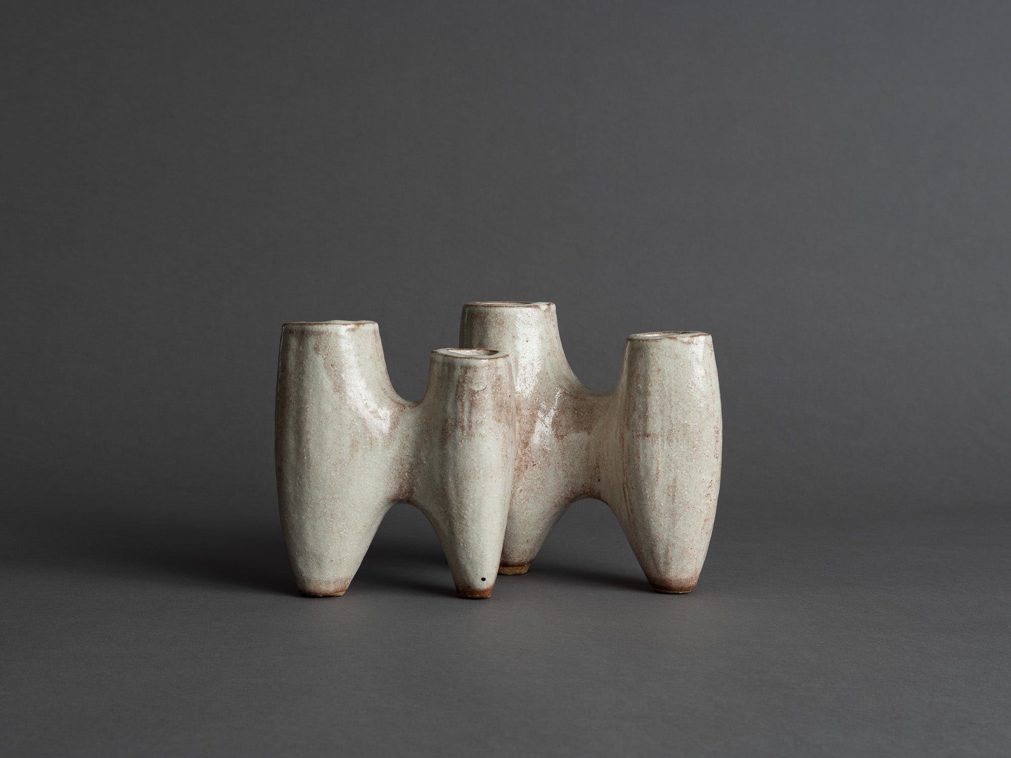 Vase quadripode biomorphique en grès de Hagi, Japon (vers 1970)..Biomorphic quadripode Hagi ware vase, Japan (circa 1970)