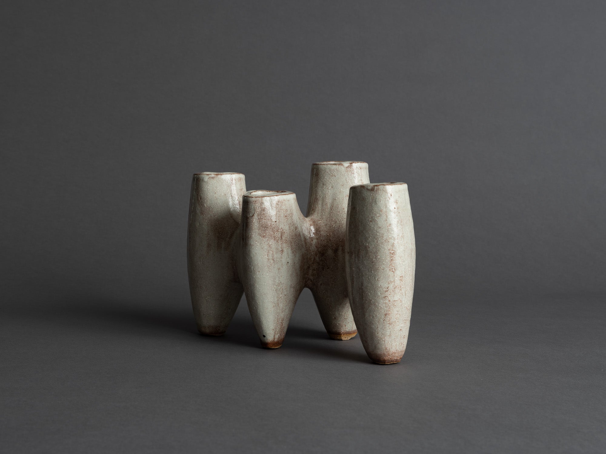 Vase quadripode biomorphique en grès de Hagi, Japon (vers 1970)..Biomorphic quadripode Hagi ware vase, Japan (circa 1970)
