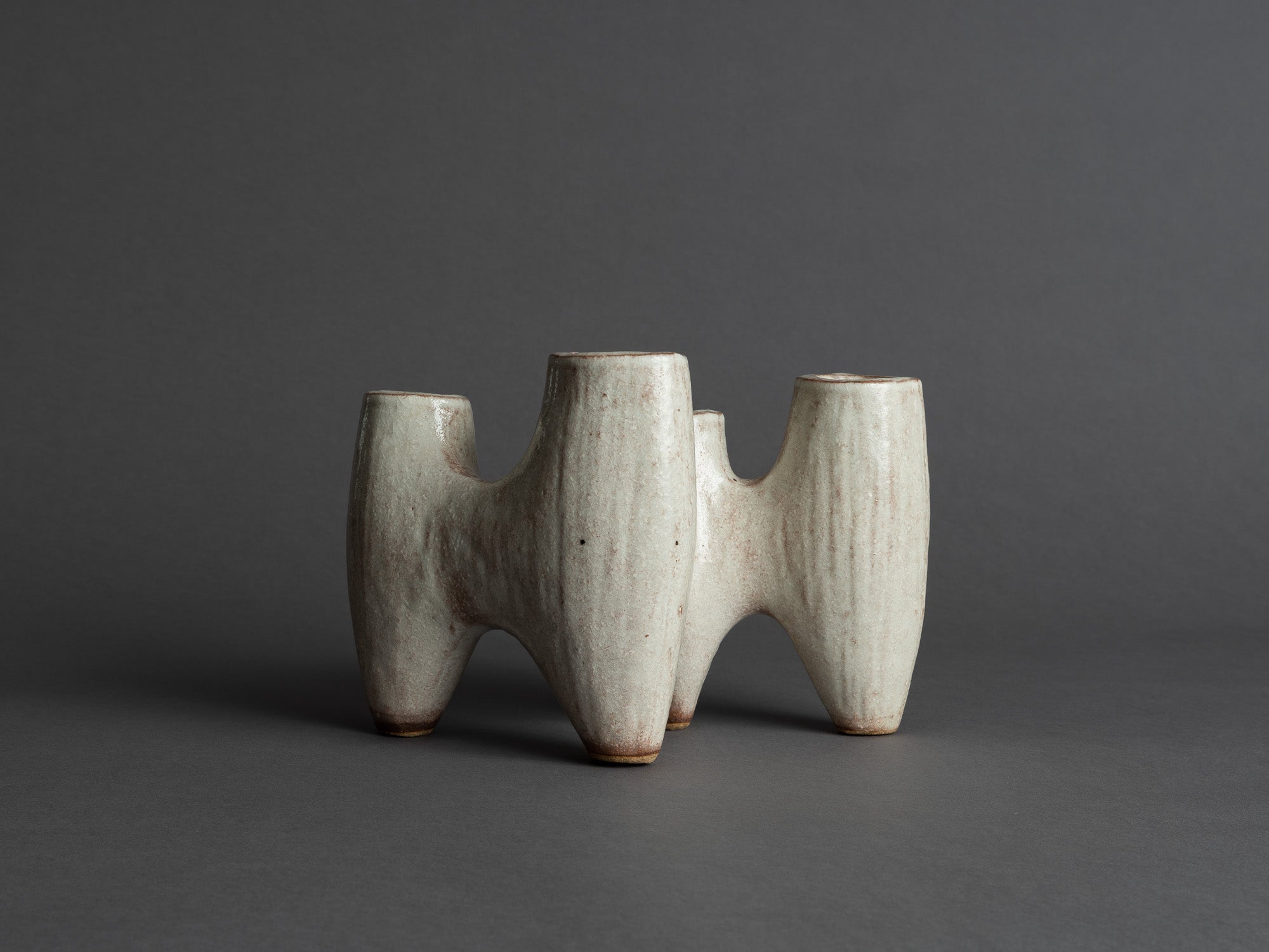 Vase quadripode biomorphique en grès de Hagi, Japon (vers 1970)..Biomorphic quadripode Hagi ware vase, Japan (circa 1970)