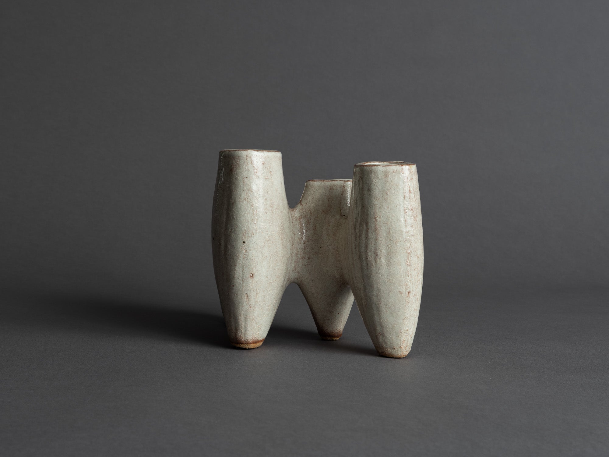 Vase quadripode biomorphique en grès de Hagi, Japon (vers 1970)..Biomorphic quadripode Hagi ware vase, Japan (circa 1970)