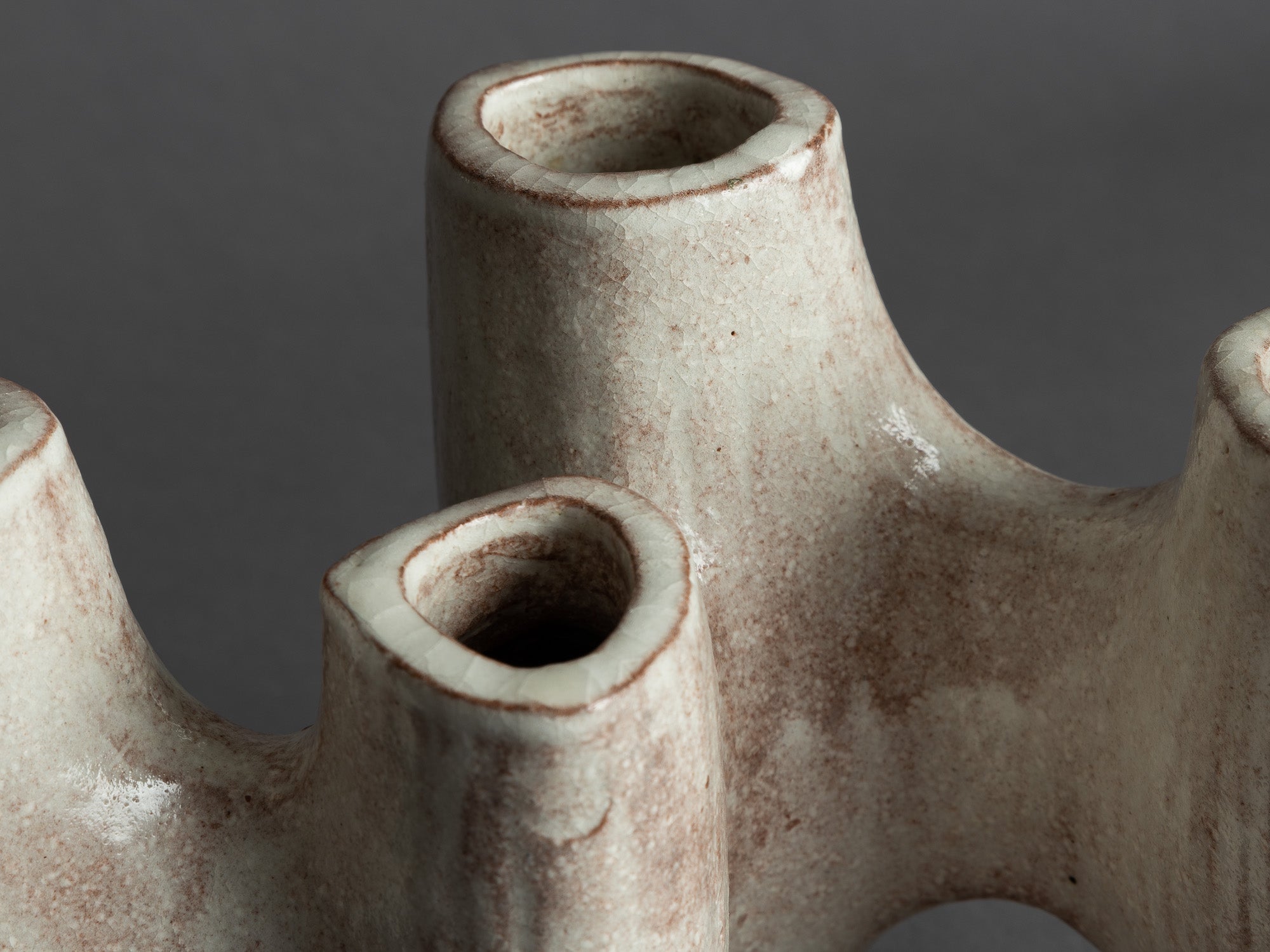 Vase quadripode biomorphique en grès de Hagi, Japon (vers 1970)..Biomorphic quadripode Hagi ware vase, Japan (circa 1970)