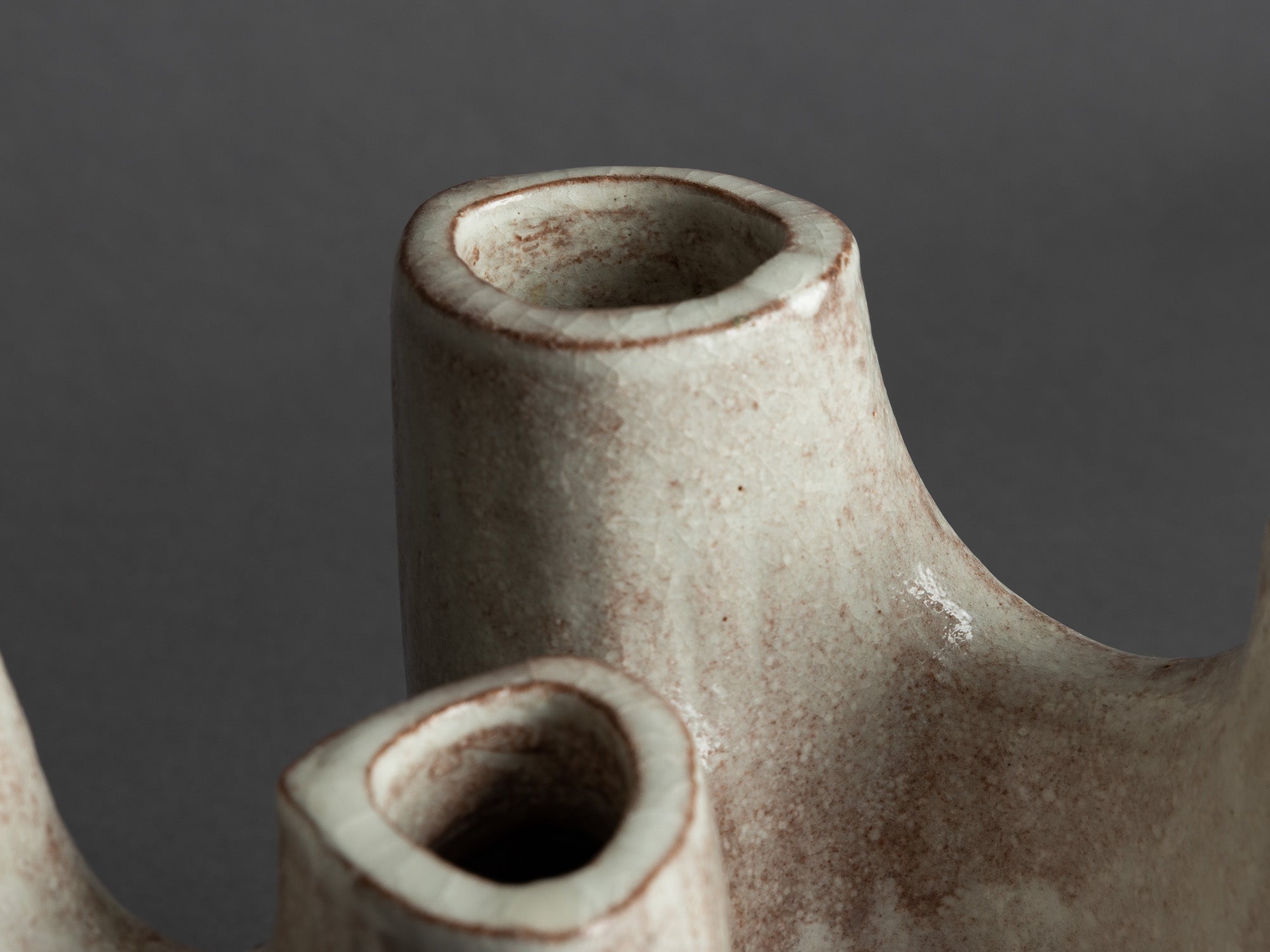 Vase quadripode biomorphique en grès de Hagi, Japon (vers 1970)..Biomorphic quadripode Hagi ware vase, Japan (circa 1970)