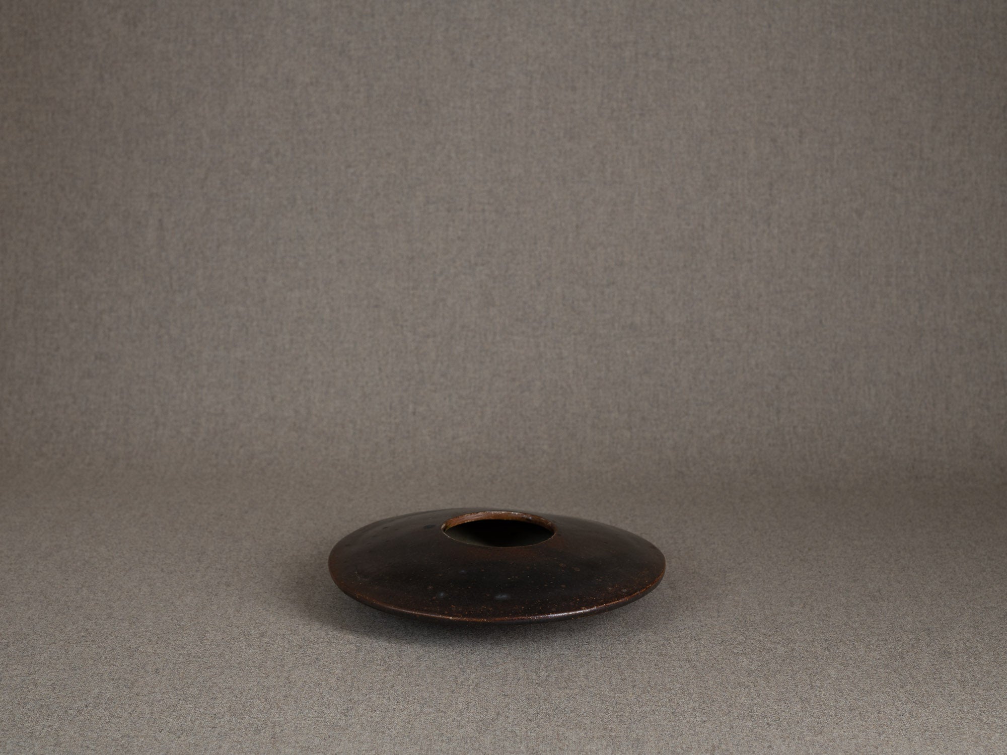 Rare vase soucoupe pour l'ikebana de Jean-Claude Séris, France (vers 1980)..Rare UFO vase for ikebana by Jean-Claude Séris, France (circa 1980)