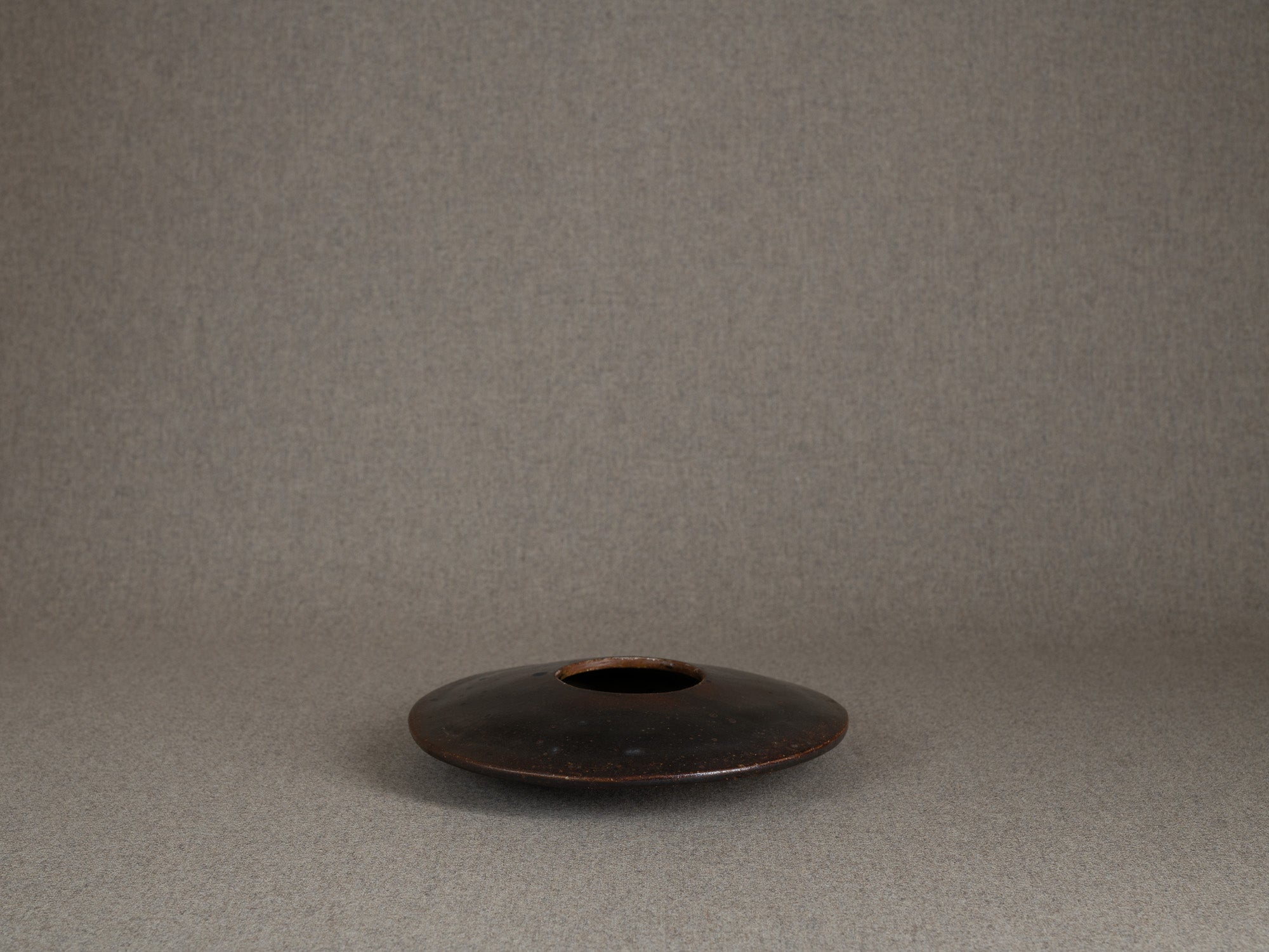 Rare vase soucoupe pour l'ikebana de Jean-Claude Séris, France (vers 1980)..Rare UFO vase for ikebana by Jean-Claude Séris, France (circa 1980)