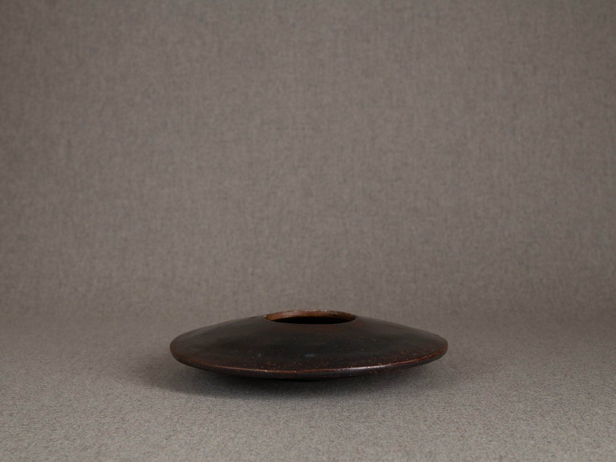 Rare vase soucoupe pour l'ikebana de Jean-Claude Séris, France (vers 1980)..Rare UFO vase for ikebana by Jean-Claude Séris, France (circa 1980)
