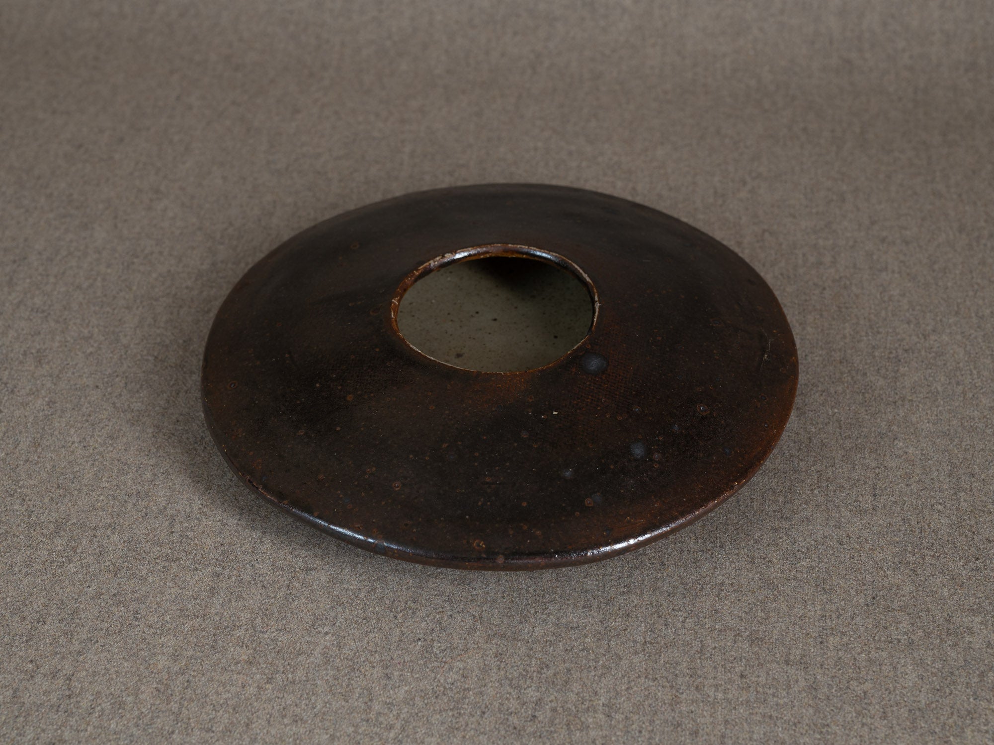 Rare vase soucoupe pour l'ikebana de Jean-Claude Séris, France (vers 1980)..Rare UFO vase for ikebana by Jean-Claude Séris, France (circa 1980)
