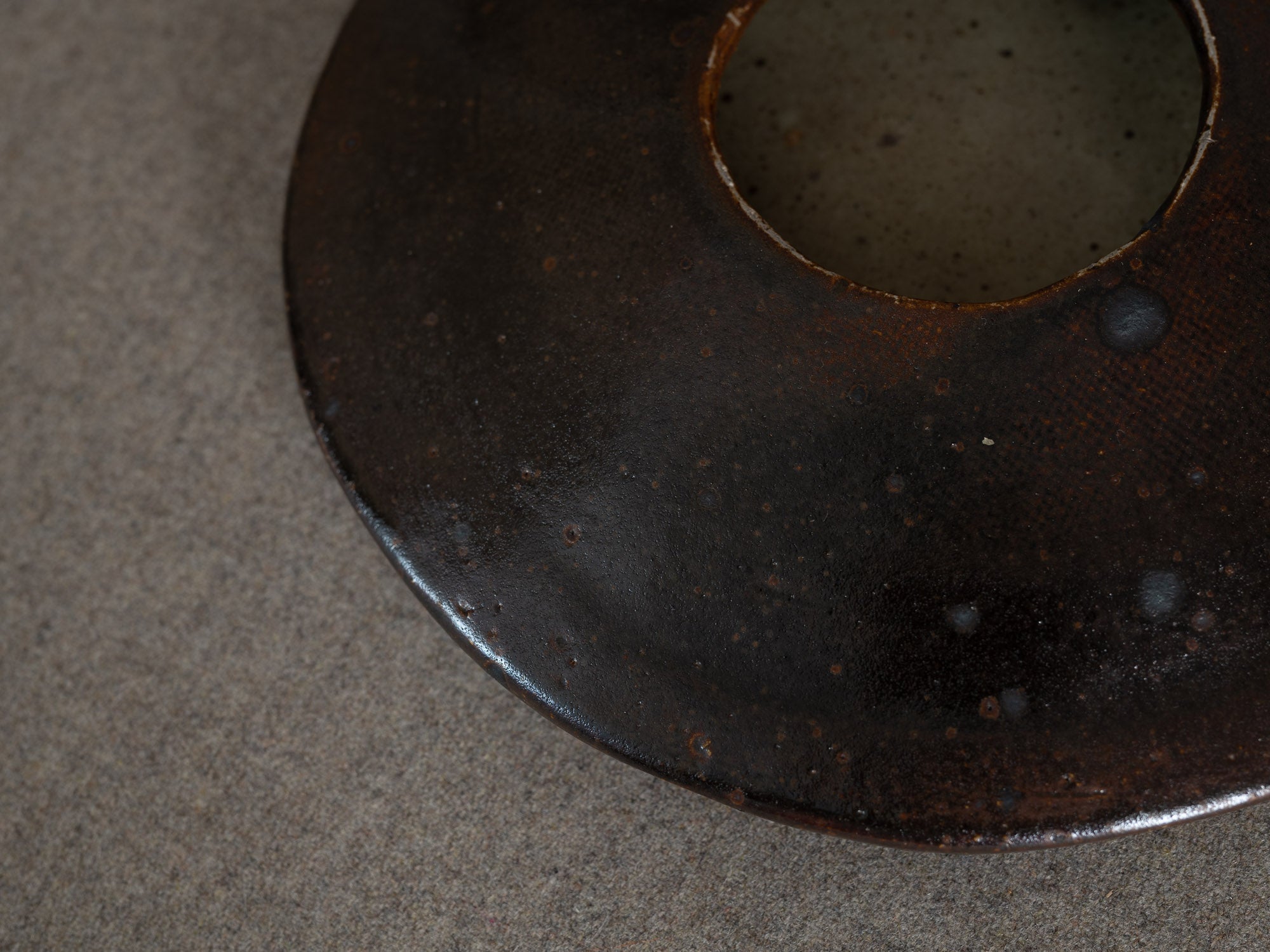 Rare vase soucoupe pour l'ikebana de Jean-Claude Séris, France (vers 1980)..Rare UFO vase for ikebana by Jean-Claude Séris, France (circa 1980)