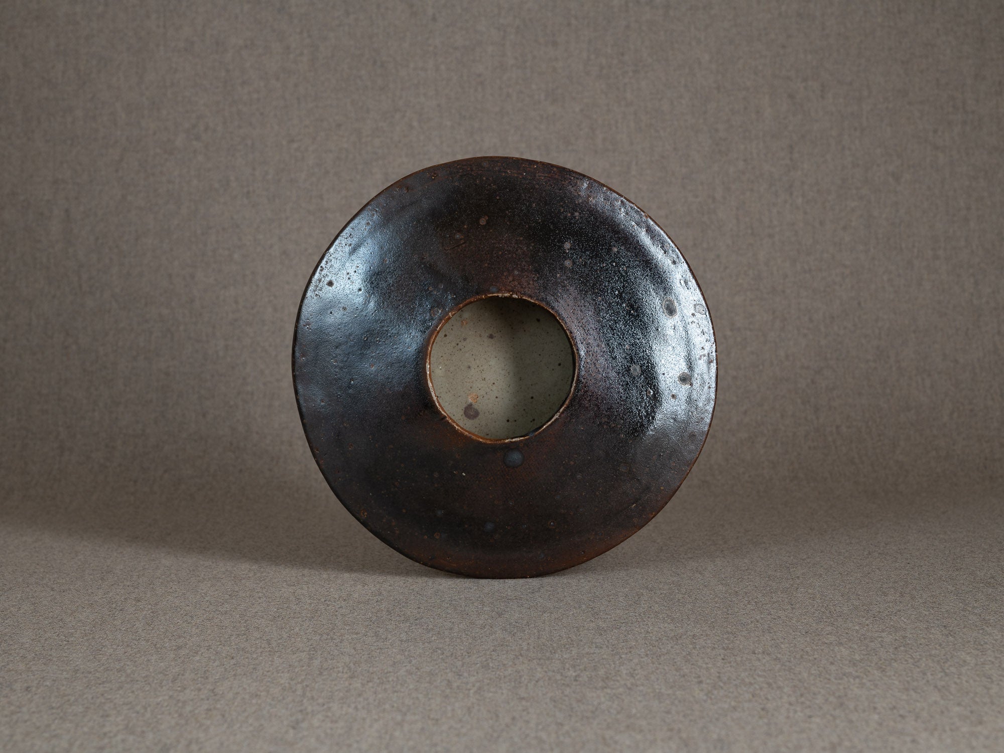 Rare vase soucoupe pour l'ikebana de Jean-Claude Séris, France (vers 1980)..Rare UFO vase for ikebana by Jean-Claude Séris, France (circa 1980)