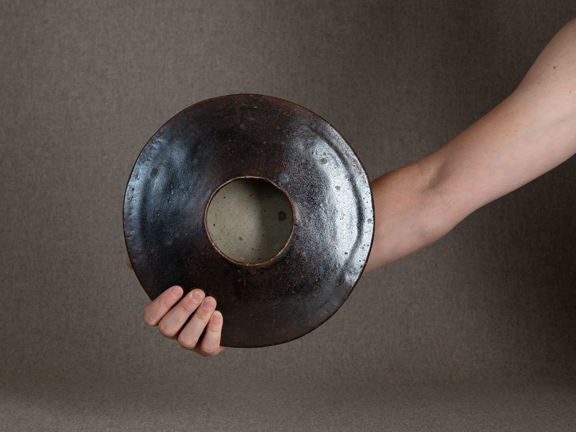 Rare vase soucoupe pour l'ikebana de Jean-Claude Séris, France (vers 1980)..Rare UFO vase for ikebana by Jean-Claude Séris, France (circa 1980)