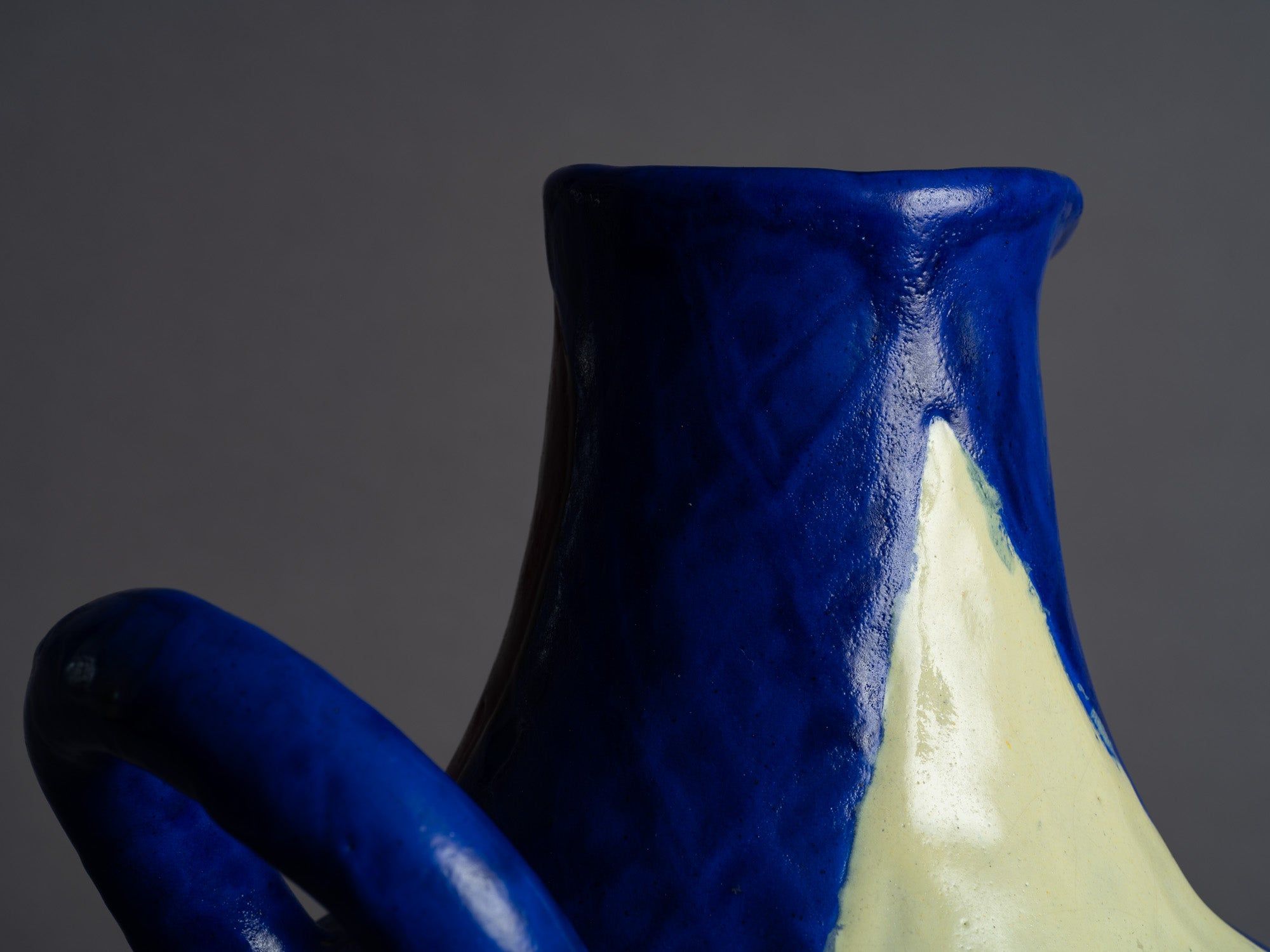Rare vase ansé de Jean Mégard (Groupe Espace), France (1952)..Huge freeform vase by Jean Mégard (Groupe Espace), Biot, France (1952)