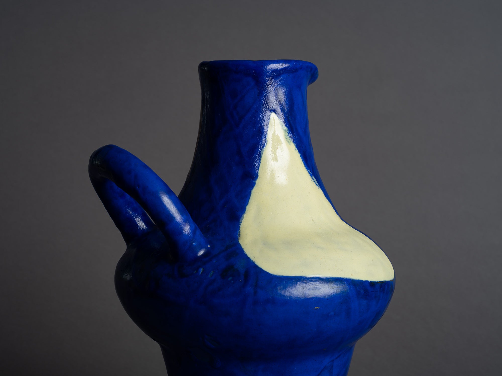 Rare vase ansé de Jean Mégard (Groupe Espace), France (1952)..Huge freeform vase by Jean Mégard (Groupe Espace), Biot, France (1952)