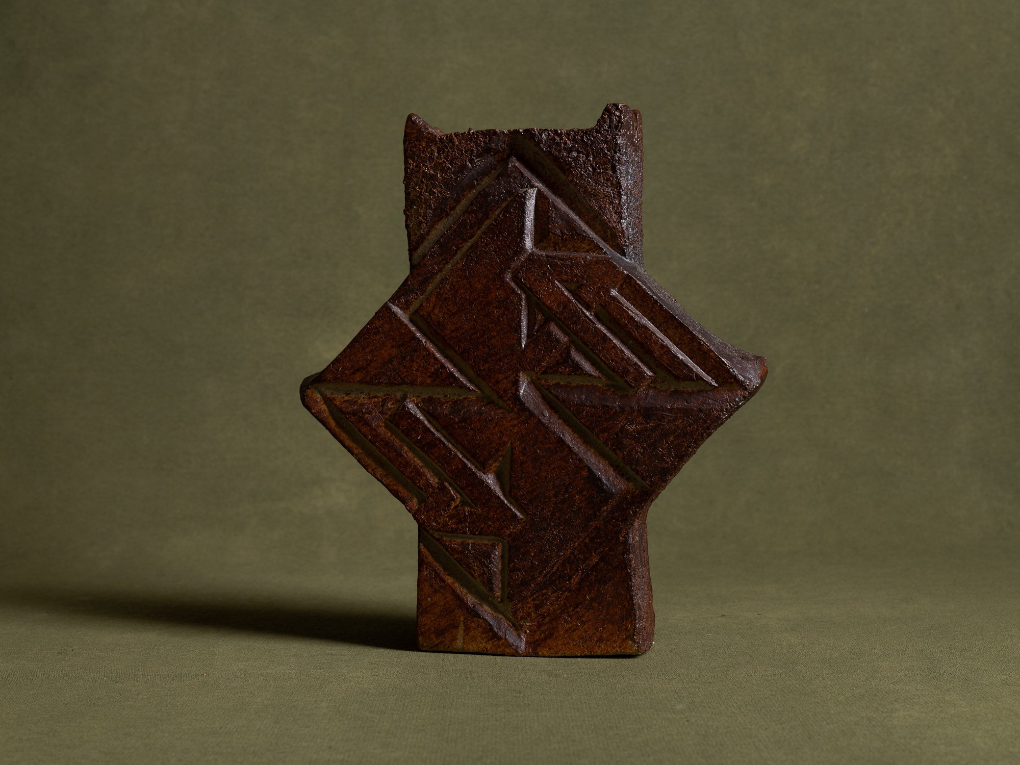 Vase sculptural en grès de La Borne, France (vers 1970-80)..Sculptural stoneware vase from La Borne, France (circa 1970-80)
