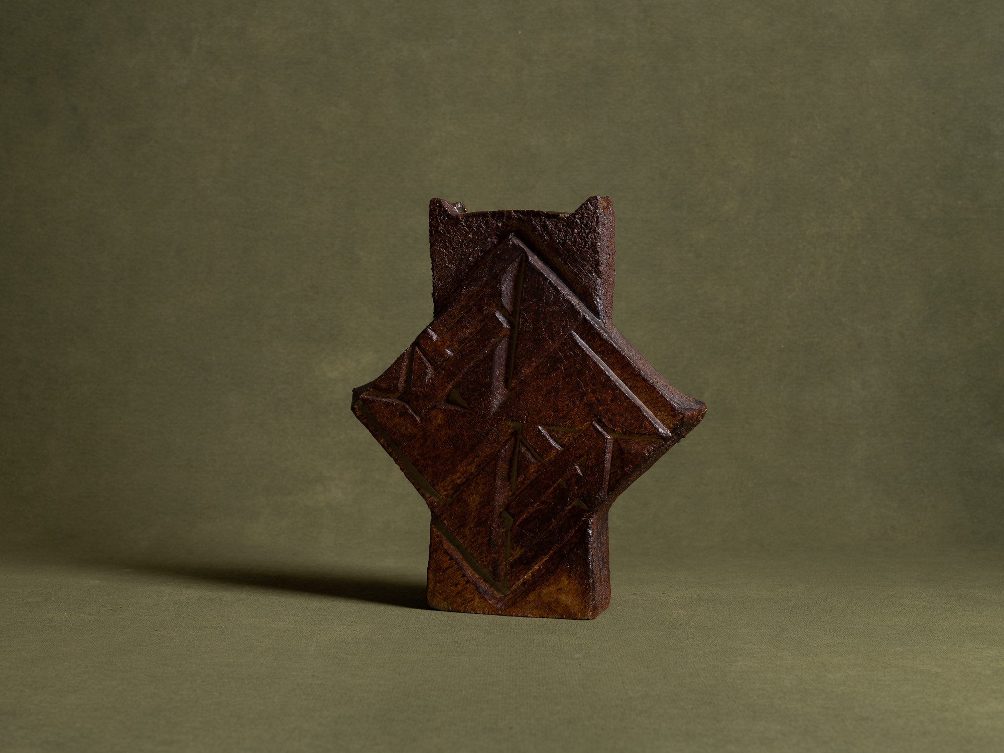 Vase sculptural en grès de La Borne, France (vers 1970-80)..Sculptural stoneware vase from La Borne, France (circa 1970-80)