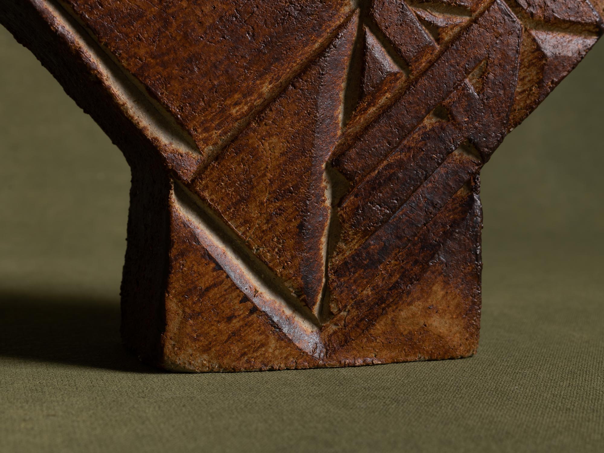 Vase sculptural en grès de La Borne, France (vers 1970-80)..Sculptural stoneware vase from La Borne, France (circa 1970-80)