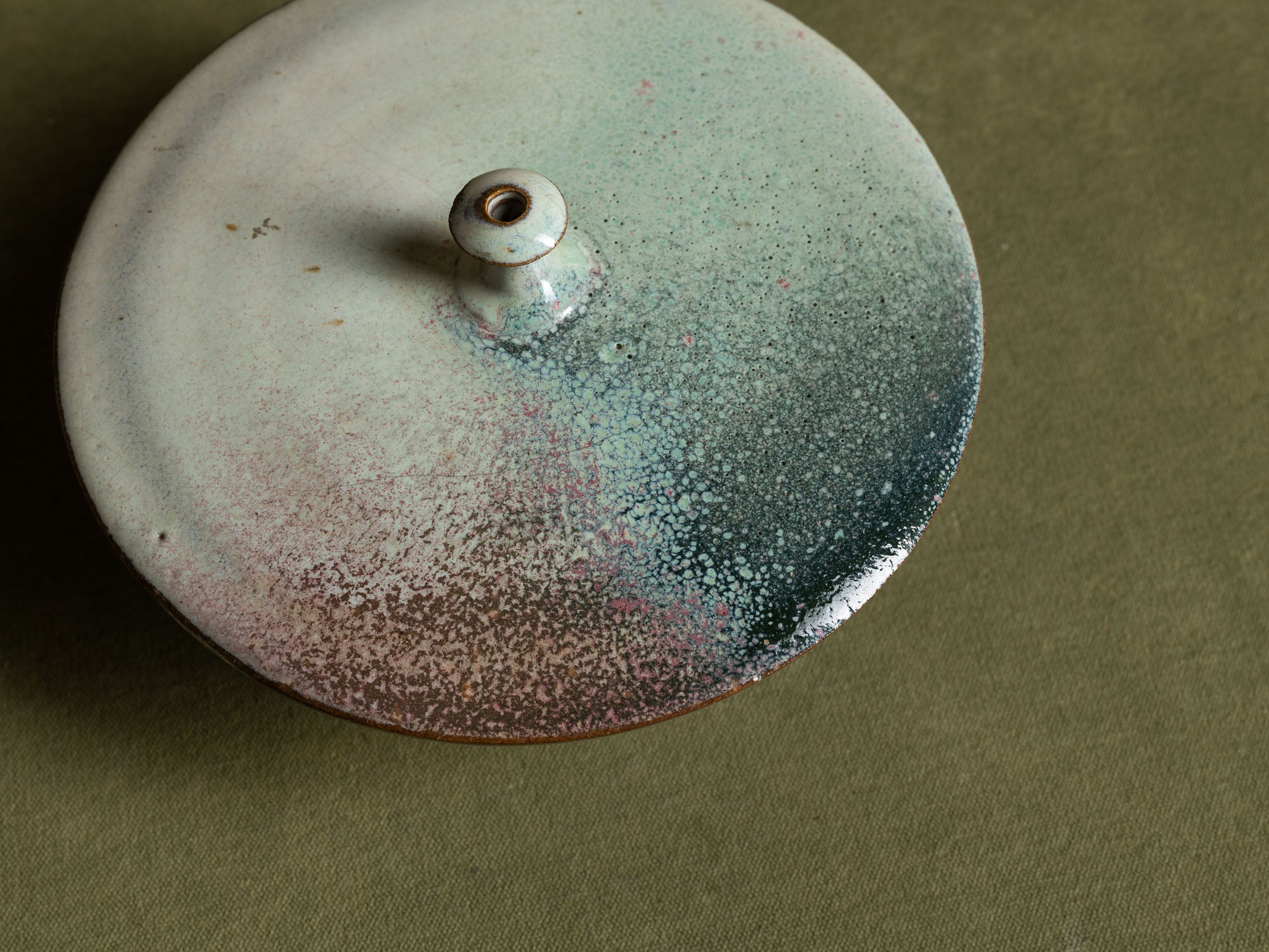 Vase toupie de Martial Coville, France (vers 1991)..Stoneware ash glazed vase by Martial Coville, France (circa 1991)