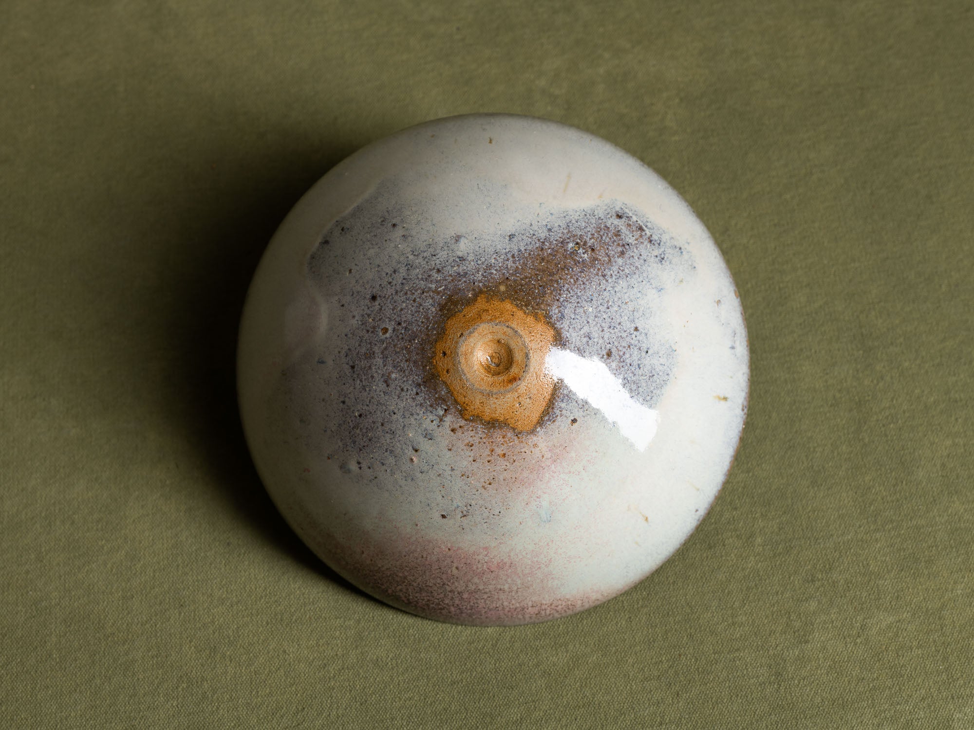 Vase toupie de Martial Coville, France (vers 1991)..Stoneware ash glazed vase by Martial Coville, France (circa 1991)