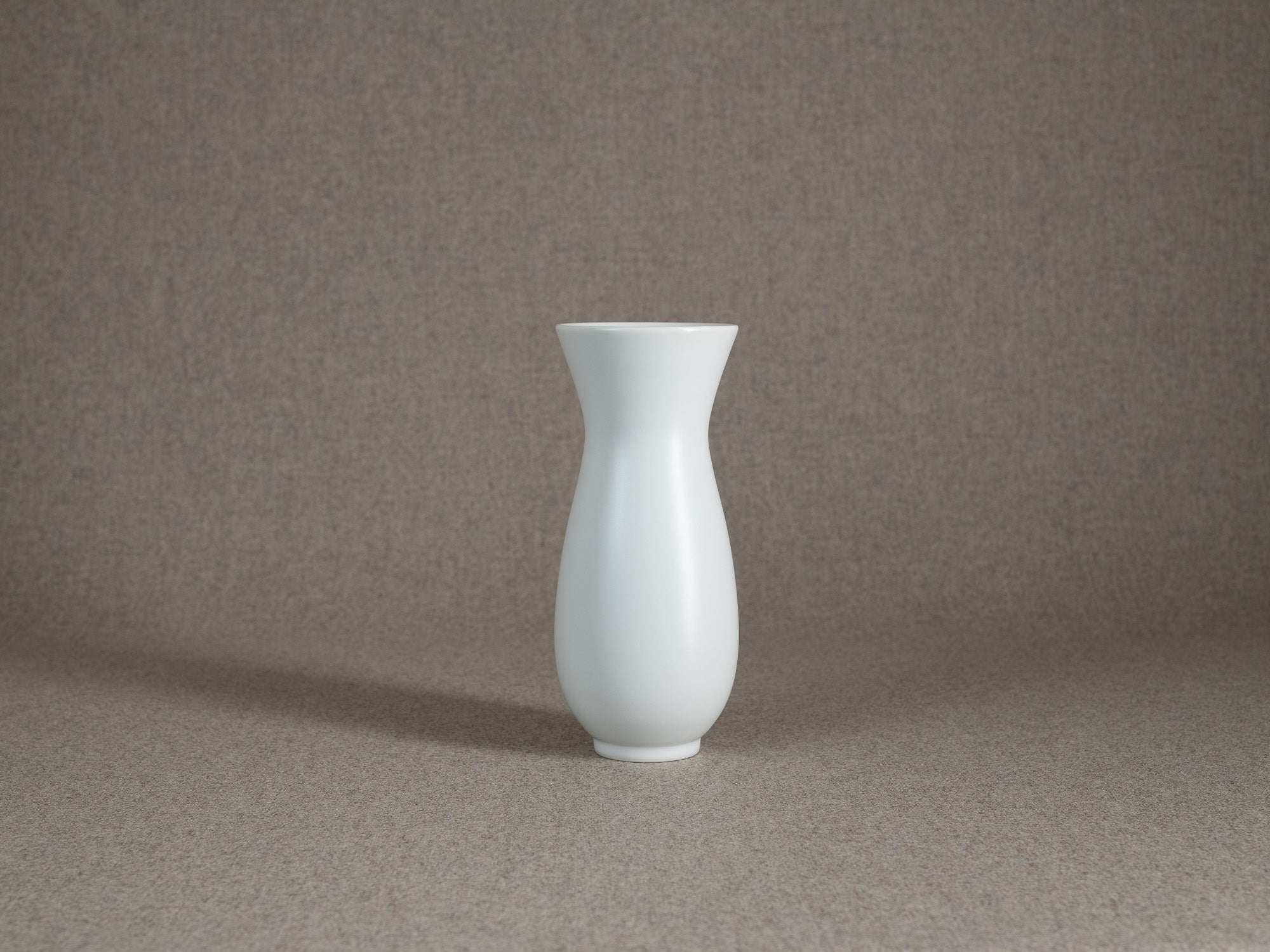 Vase en porcelaine par le Maître 四代 永澤永信 Nagasawa Eishin  IV, Japon (années 1980)..Porcelain vase by blu-ribbon nitten potter Eishin Nagasawa IV 四代 永澤永信, Japan (1980s)