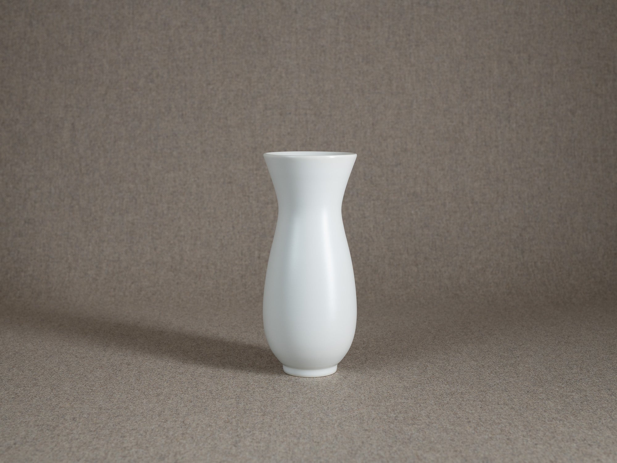 Vase en porcelaine par le Maître 四代 永澤永信 Nagasawa Eishin  IV, Japon (années 1980)..Porcelain vase by blu-ribbon nitten potter Eishin Nagasawa IV 四代 永澤永信, Japan (1980s)