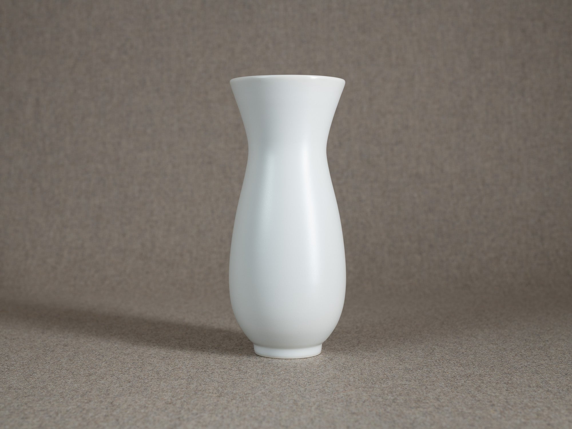 Vase en porcelaine par le Maître 四代 永澤永信 Nagasawa Eishin  IV, Japon (années 1980)..Porcelain vase by blu-ribbon nitten potter Eishin Nagasawa IV 四代 永澤永信, Japan (1980s)