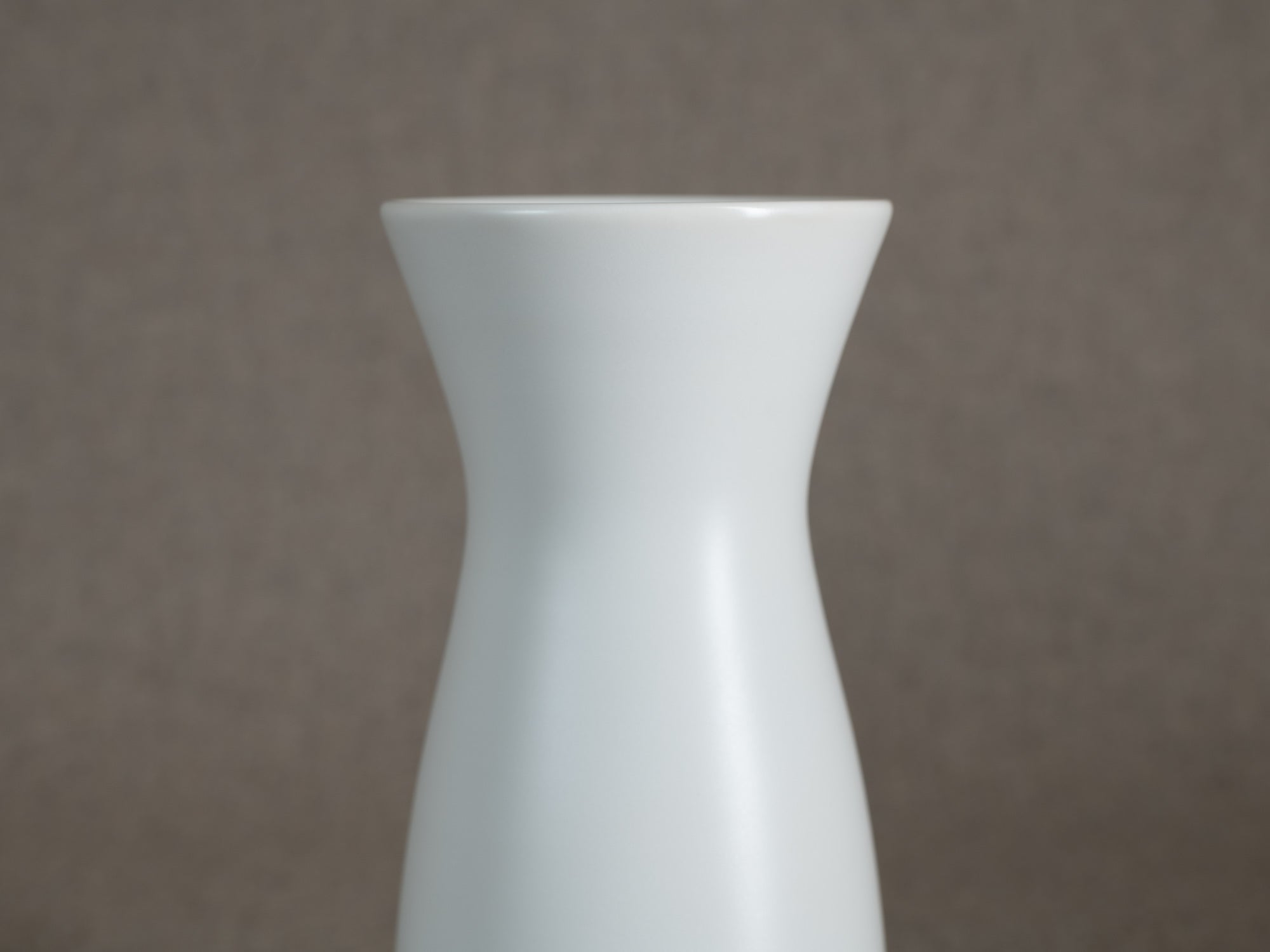 Vase en porcelaine par le Maître 四代 永澤永信 Nagasawa Eishin  IV, Japon (années 1980)..Porcelain vase by blu-ribbon nitten potter Eishin Nagasawa IV 四代 永澤永信, Japan (1980s)