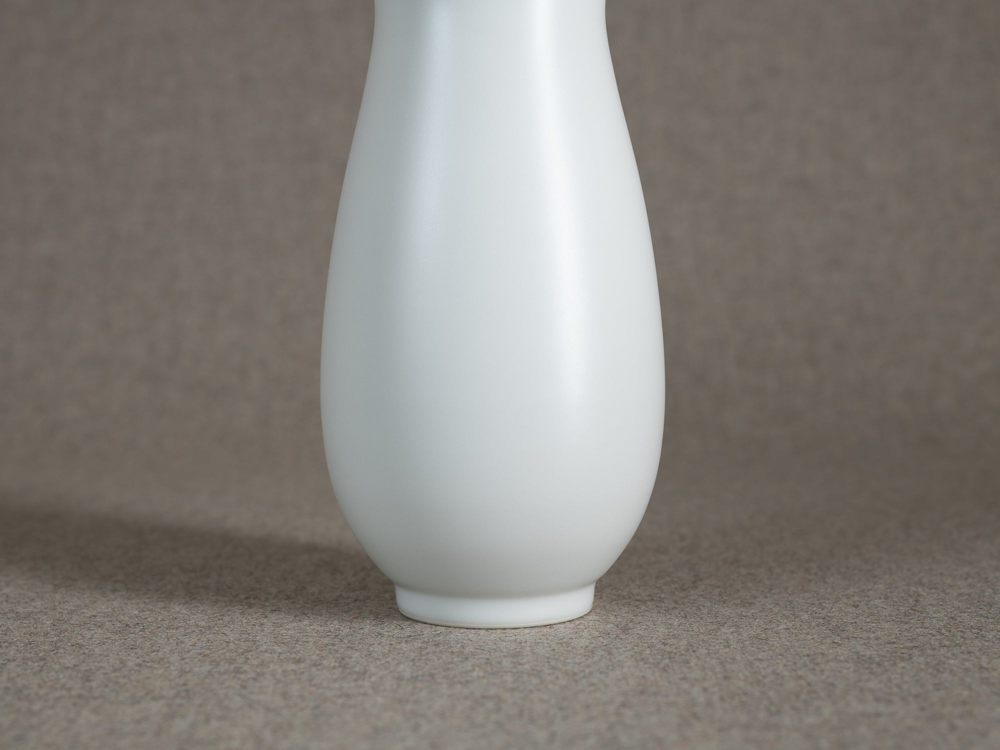 Vase en porcelaine par le Maître 四代 永澤永信 Nagasawa Eishin  IV, Japon (années 1980)..Porcelain vase by blu-ribbon nitten potter Eishin Nagasawa IV 四代 永澤永信, Japan (1980s)