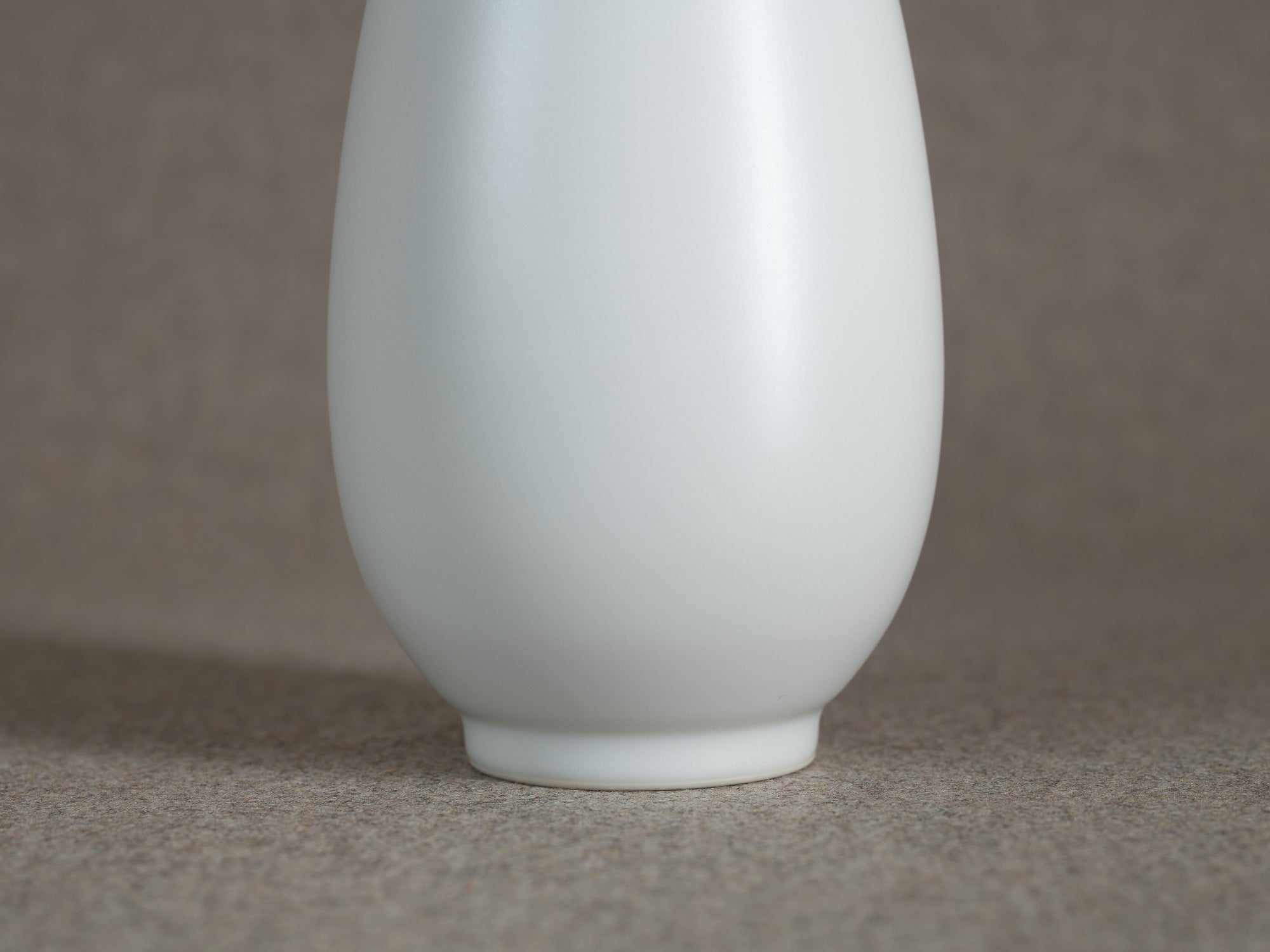 Vase en porcelaine par le Maître 四代 永澤永信 Nagasawa Eishin  IV, Japon (années 1980)..Porcelain vase by blu-ribbon nitten potter Eishin Nagasawa IV 四代 永澤永信, Japan (1980s)