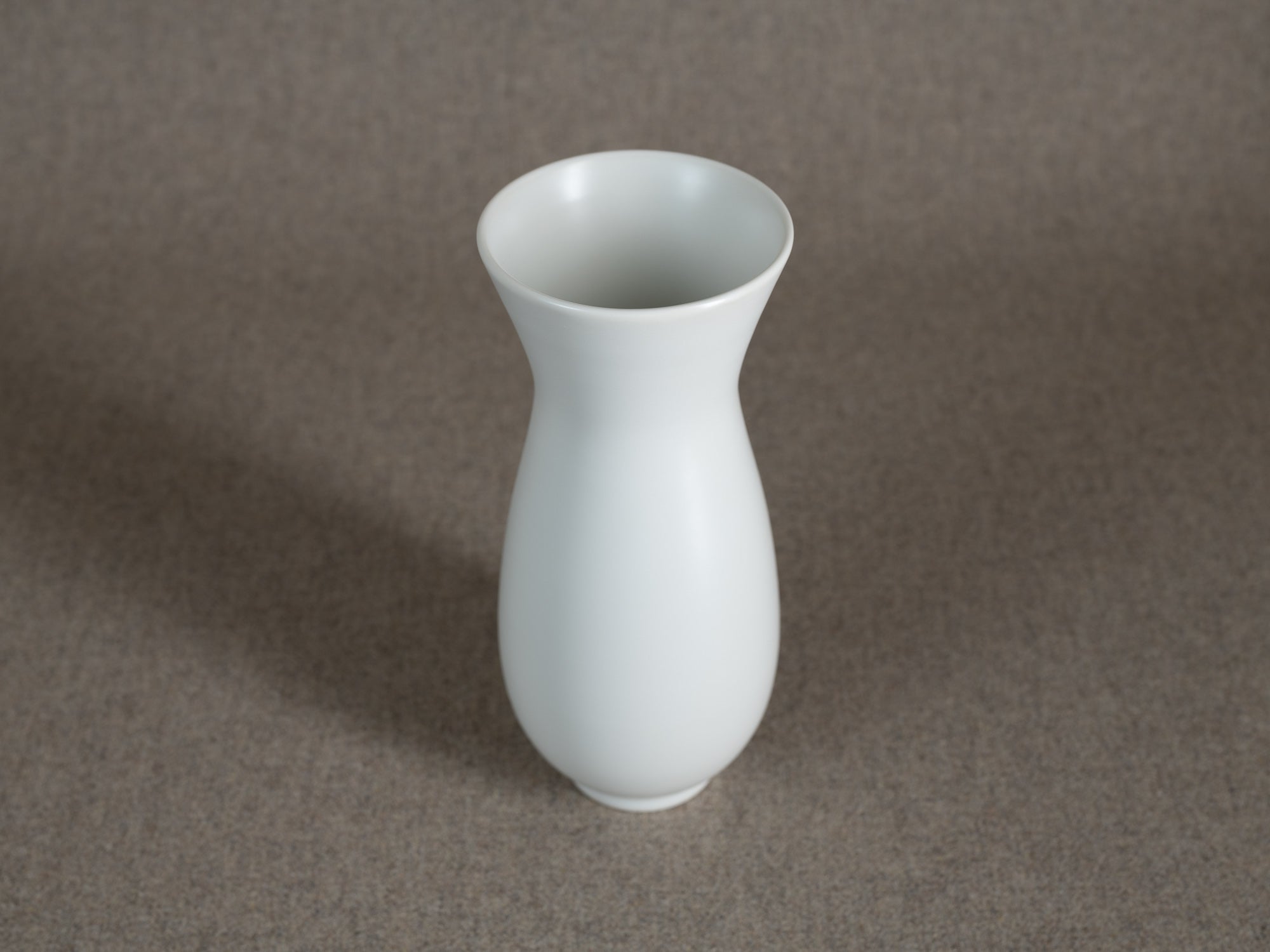 Vase en porcelaine par le Maître 四代 永澤永信 Nagasawa Eishin  IV, Japon (années 1980)..Porcelain vase by blu-ribbon nitten potter Eishin Nagasawa IV 四代 永澤永信, Japan (1980s)