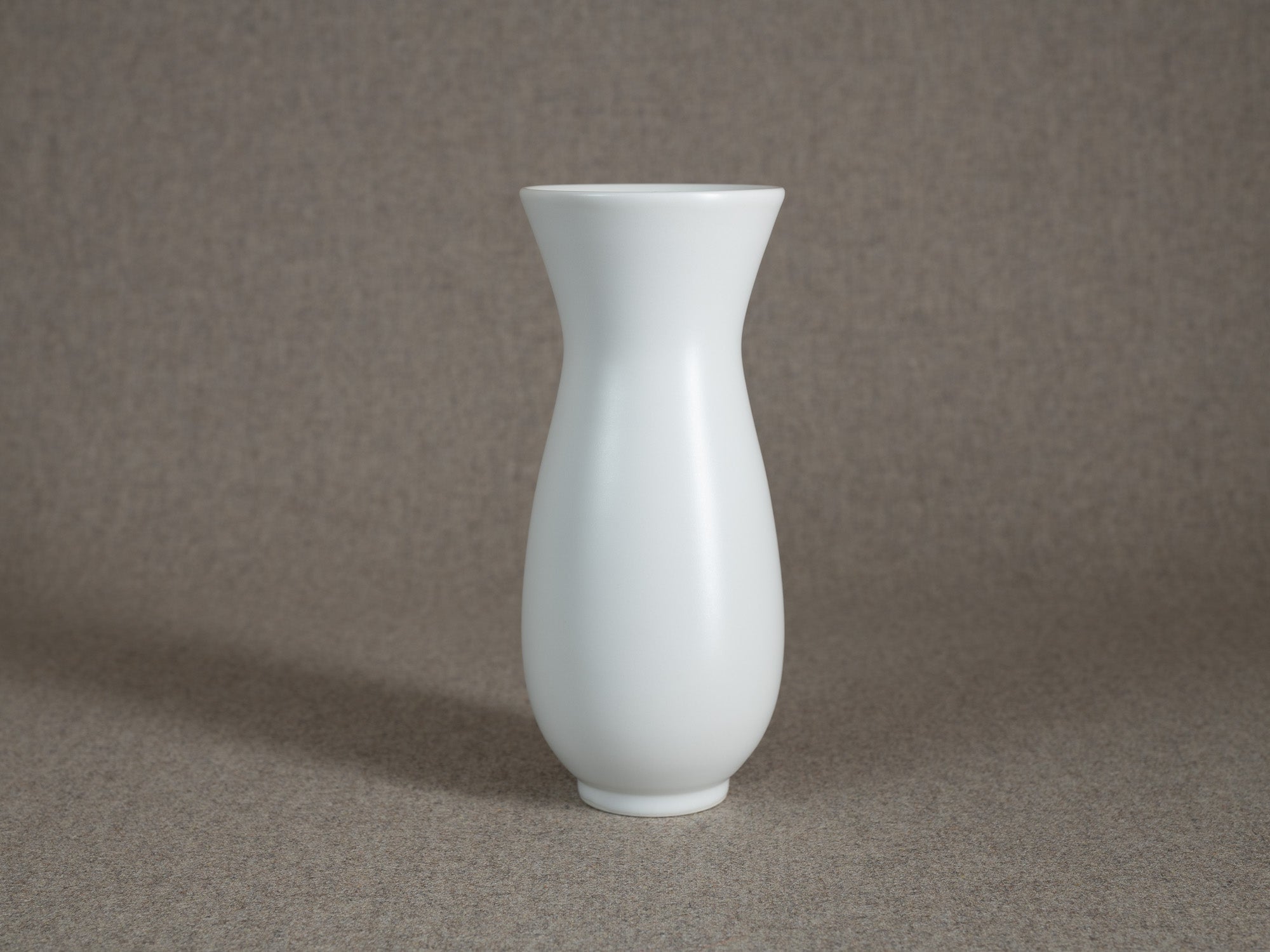 Vase en porcelaine par le Maître 四代 永澤永信 Nagasawa Eishin  IV, Japon (années 1980)..Porcelain vase by blu-ribbon nitten potter Eishin Nagasawa IV 四代 永澤永信, Japan (1980s)
