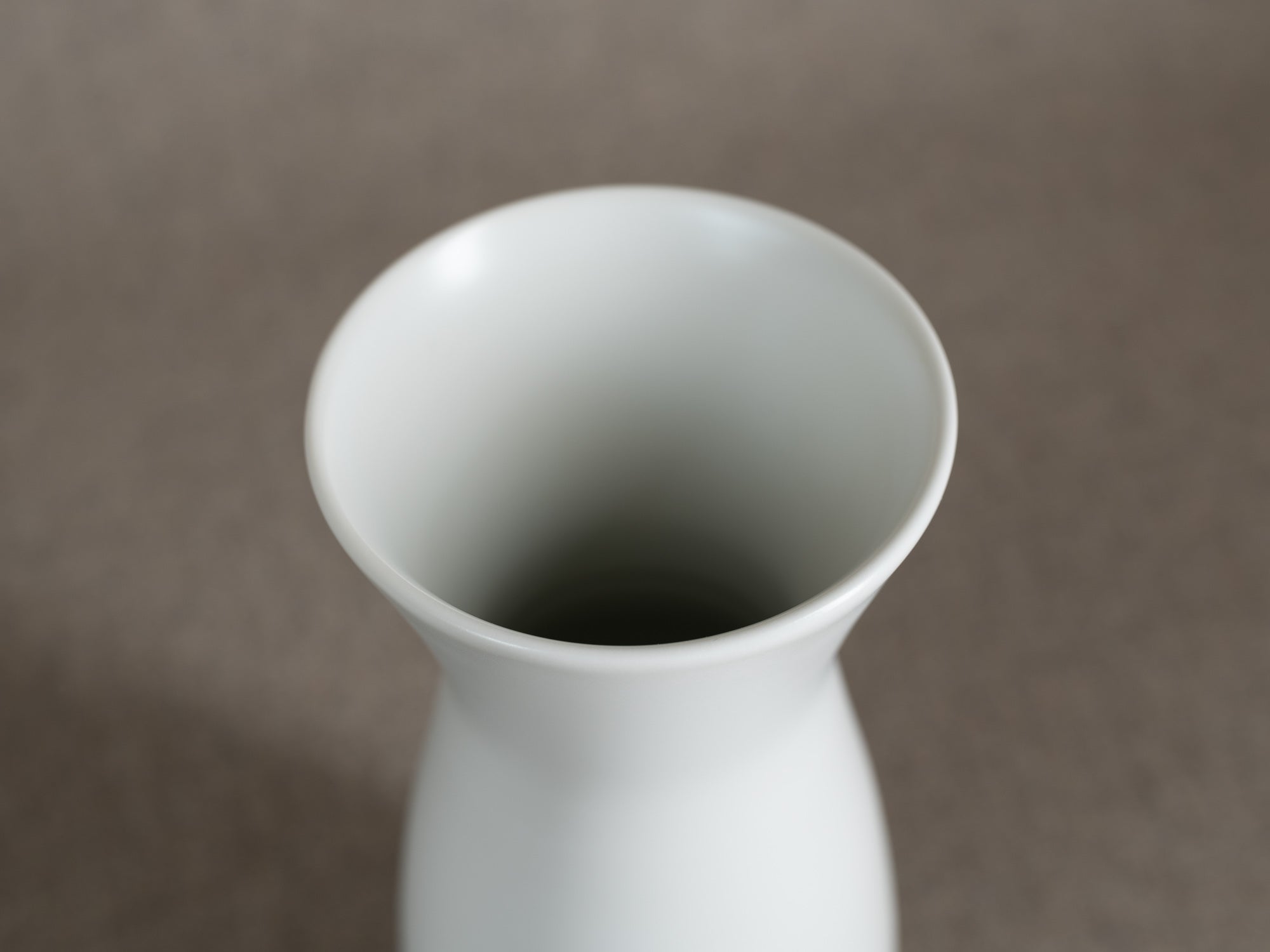 Vase en porcelaine par le Maître 四代 永澤永信 Nagasawa Eishin  IV, Japon (années 1980)..Porcelain vase by blu-ribbon nitten potter Eishin Nagasawa IV 四代 永澤永信, Japan (1980s)