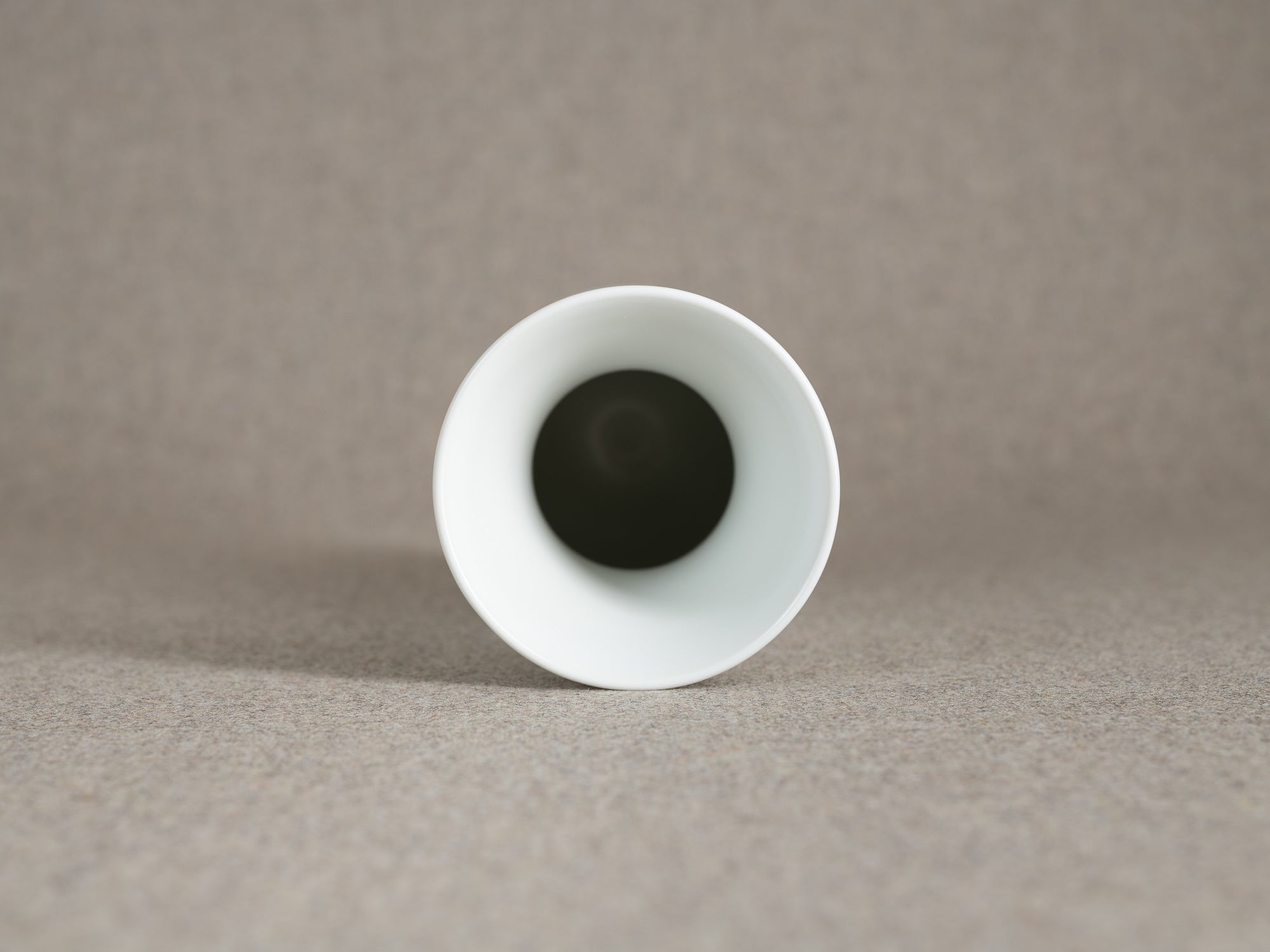 Vase en porcelaine par le Maître 四代 永澤永信 Nagasawa Eishin  IV, Japon (années 1980)..Porcelain vase by blu-ribbon nitten potter Eishin Nagasawa IV 四代 永澤永信, Japan (1980s)