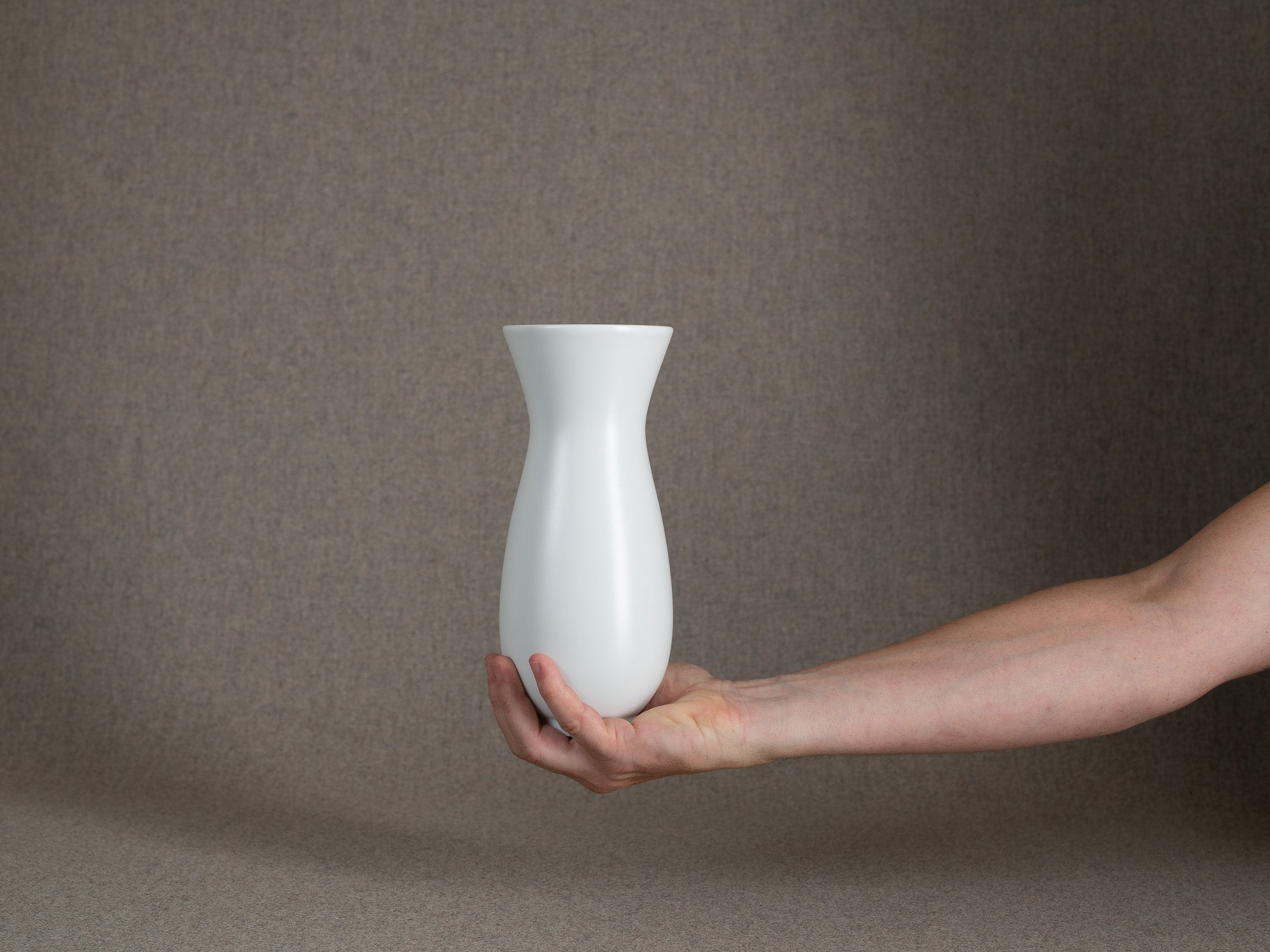 Vase en porcelaine par le Maître 四代 永澤永信 Nagasawa Eishin  IV, Japon (années 1980)..Porcelain vase by blu-ribbon nitten potter Eishin Nagasawa IV 四代 永澤永信, Japan (1980s)