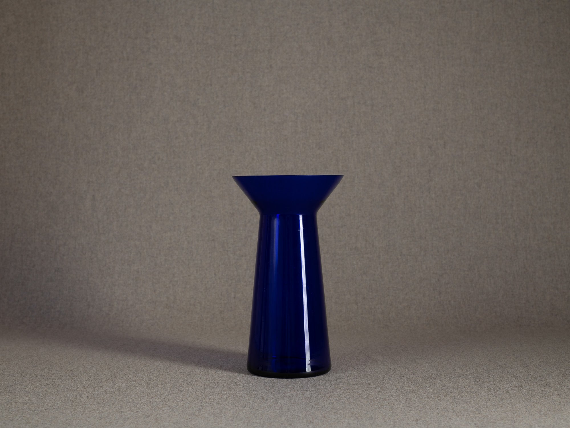 Vase diabolo en cristal bleu, entourage de Kaj Franck & Nuutajärvi Notsjo, Scandinavie (années 1960-70)..Diabolo vase in blue crystal, entourage of Kaj Franck & Nuutajärvi Notsjo, Scandinavia (1960s-70s)