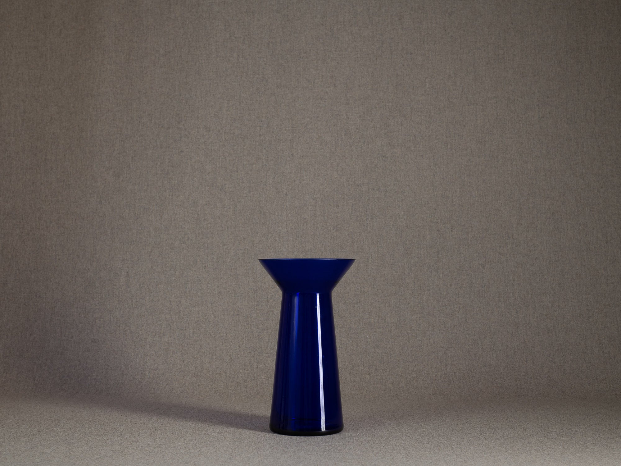 Vase diabolo en cristal bleu, entourage de Kaj Franck & Nuutajärvi Notsjo, Scandinavie (années 1960-70)..Diabolo vase in blue crystal, entourage of Kaj Franck & Nuutajärvi Notsjo, Scandinavia (1960s-70s)