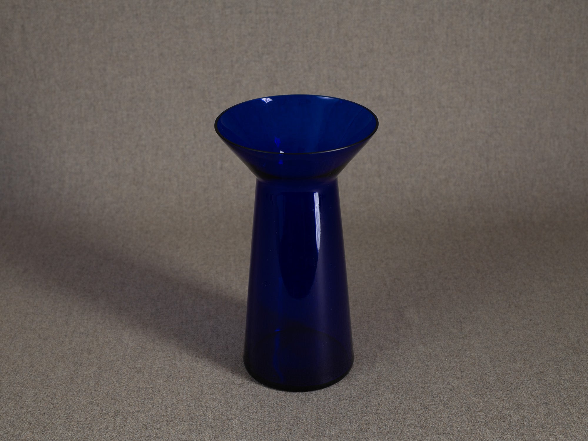 Vase diabolo en cristal bleu, entourage de Kaj Franck & Nuutajärvi Notsjo, Scandinavie (années 1960-70)..Diabolo vase in blue crystal, entourage of Kaj Franck & Nuutajärvi Notsjo, Scandinavia (1960s-70s)
