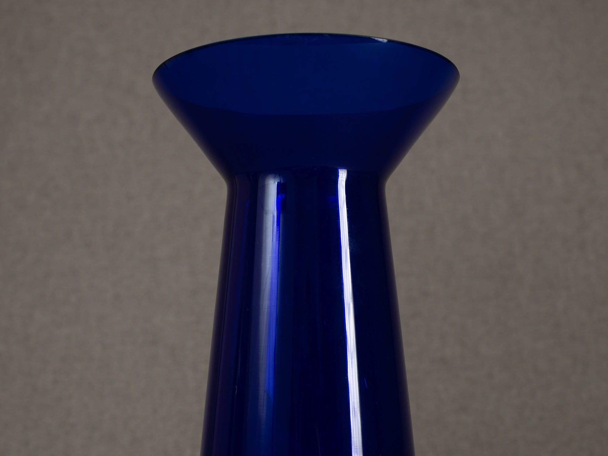 Vase diabolo en cristal bleu, entourage de Kaj Franck & Nuutajärvi Notsjo, Scandinavie (années 1960-70)..Diabolo vase in blue crystal, entourage of Kaj Franck & Nuutajärvi Notsjo, Scandinavia (1960s-70s)