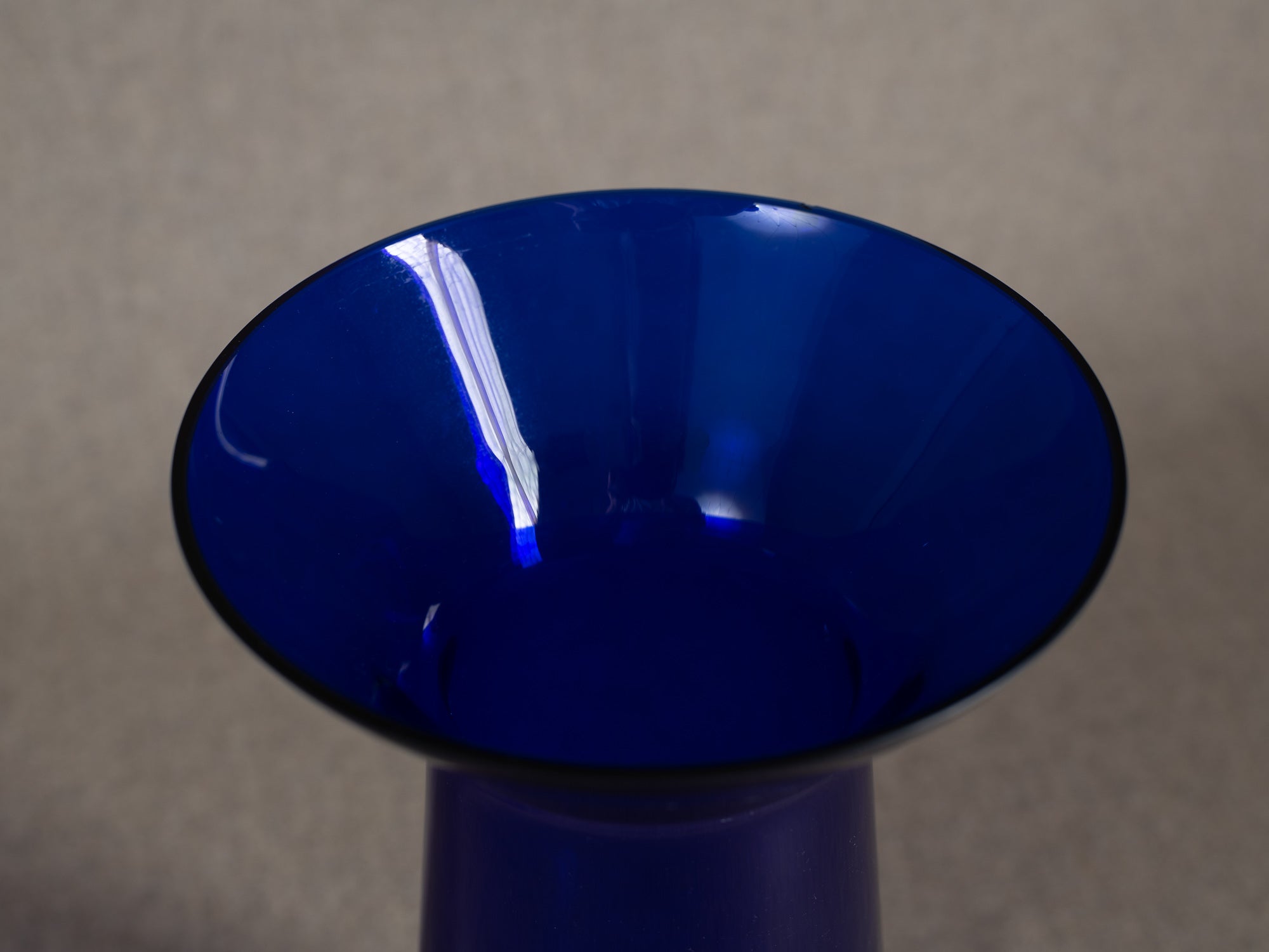 Vase diabolo en cristal bleu, entourage de Kaj Franck & Nuutajärvi Notsjo, Scandinavie (années 1960-70)..Diabolo vase in blue crystal, entourage of Kaj Franck & Nuutajärvi Notsjo, Scandinavia (1960s-70s)