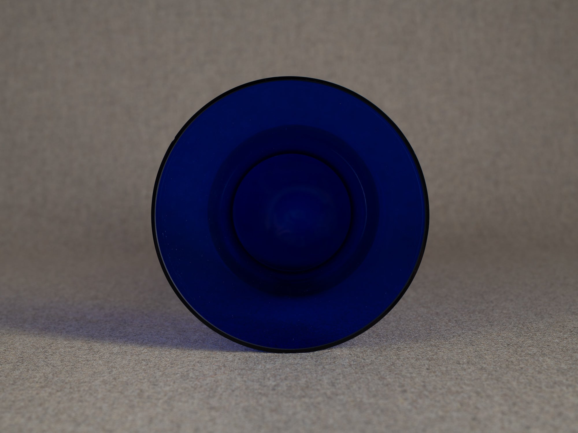 Vase diabolo en cristal bleu, entourage de Kaj Franck & Nuutajärvi Notsjo, Scandinavie (années 1960-70)..Diabolo vase in blue crystal, entourage of Kaj Franck & Nuutajärvi Notsjo, Scandinavia (1960s-70s)