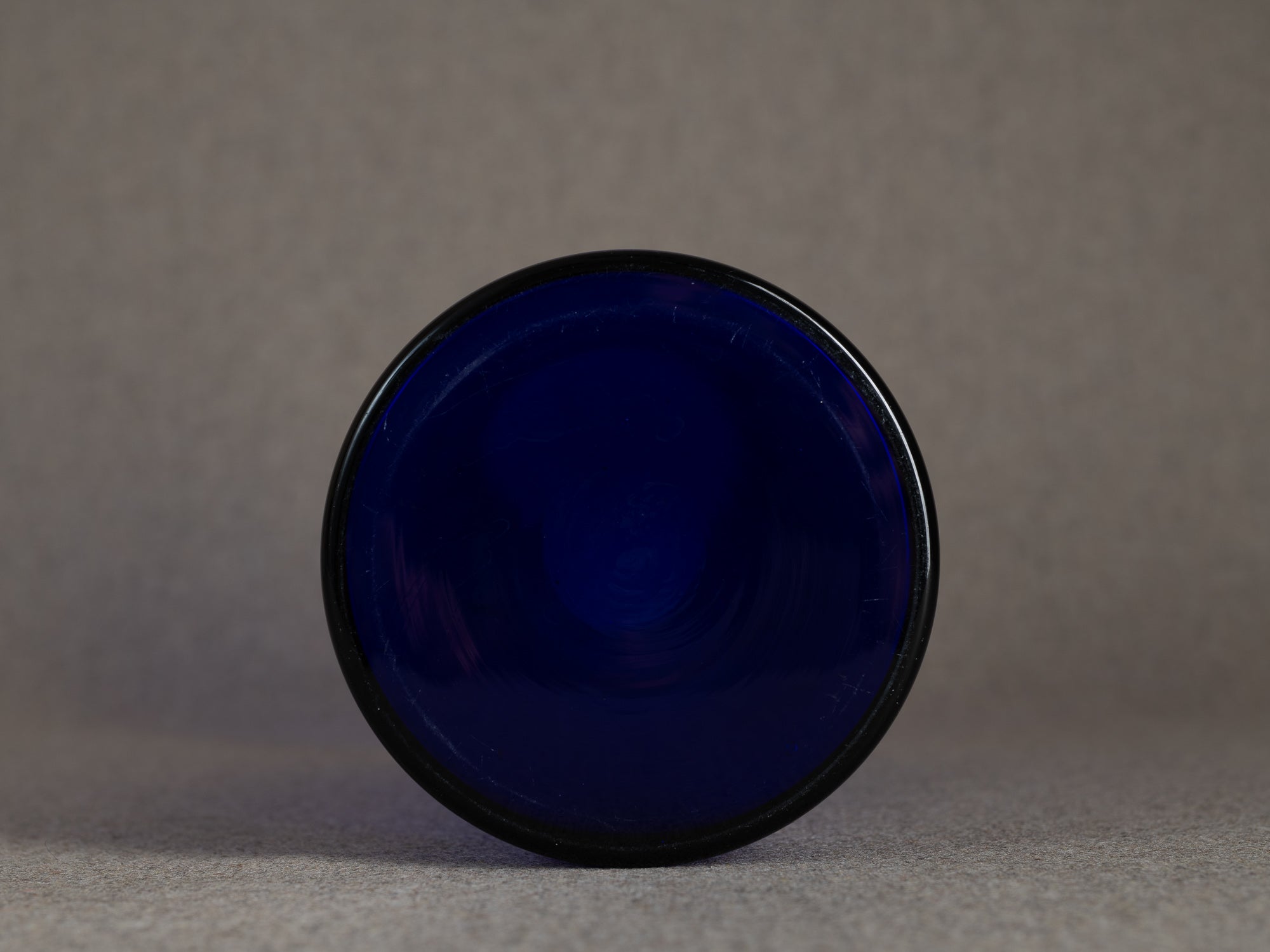 Vase diabolo en cristal bleu, entourage de Kaj Franck & Nuutajärvi Notsjo, Scandinavie (années 1960-70)..Diabolo vase in blue crystal, entourage of Kaj Franck & Nuutajärvi Notsjo, Scandinavia (1960s-70s)