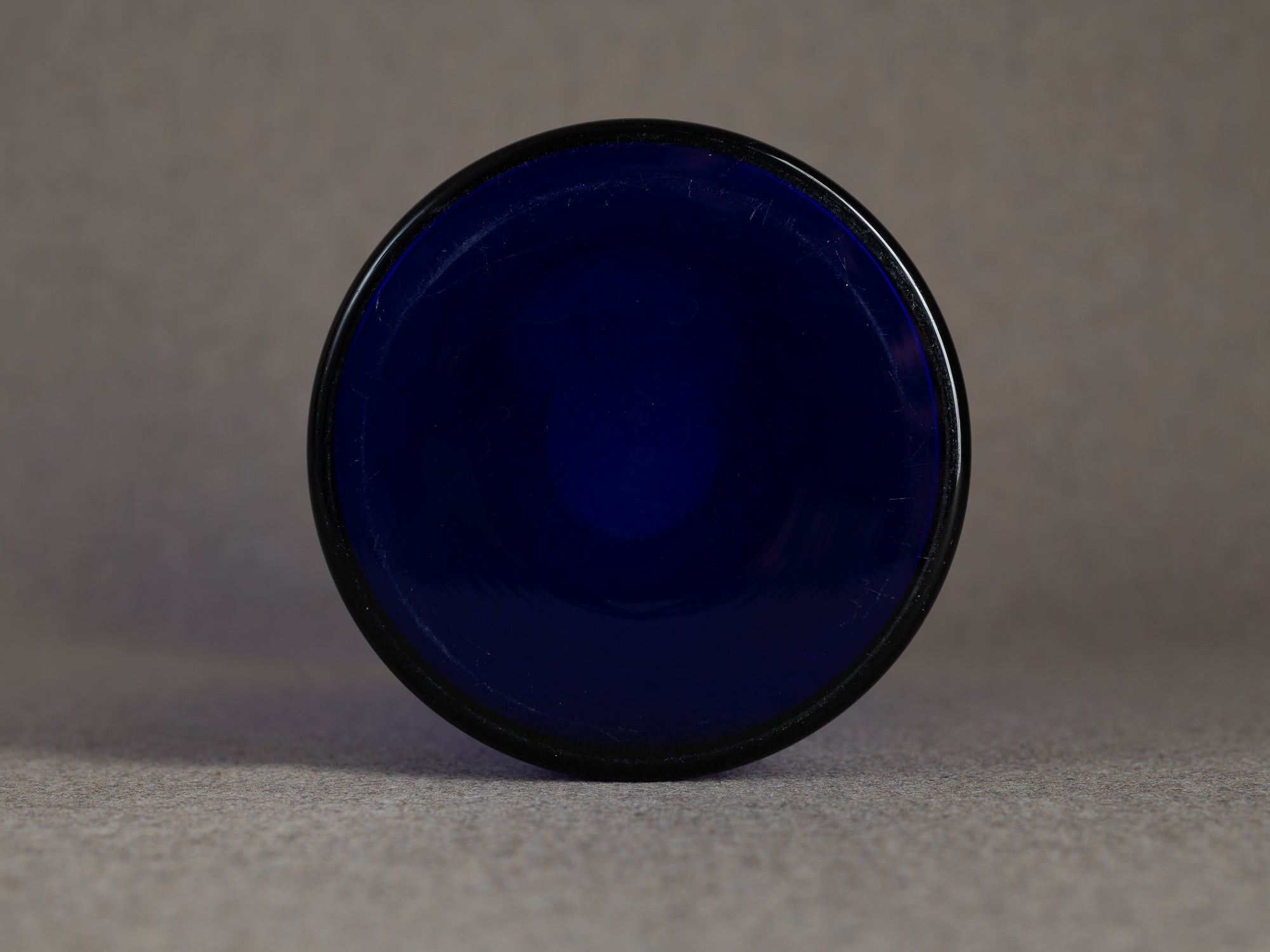 Vase diabolo en cristal bleu, entourage de Kaj Franck & Nuutajärvi Notsjo, Scandinavie (années 1960-70)..Diabolo vase in blue crystal, entourage of Kaj Franck & Nuutajärvi Notsjo, Scandinavia (1960s-70s)