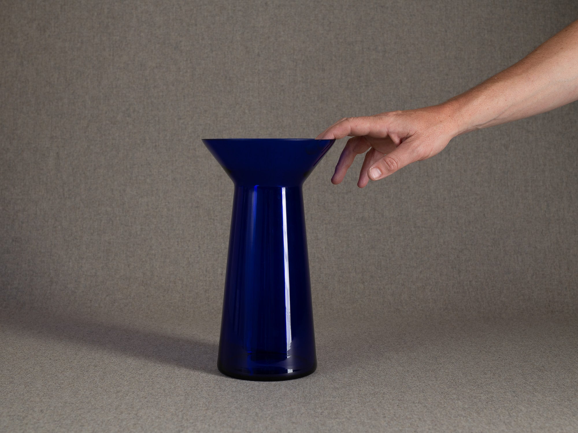 Vase diabolo en cristal bleu, entourage de Kaj Franck & Nuutajärvi Notsjo, Scandinavie (années 1960-70)..Diabolo vase in blue crystal, entourage of Kaj Franck & Nuutajärvi Notsjo, Scandinavia (1960s-70s)