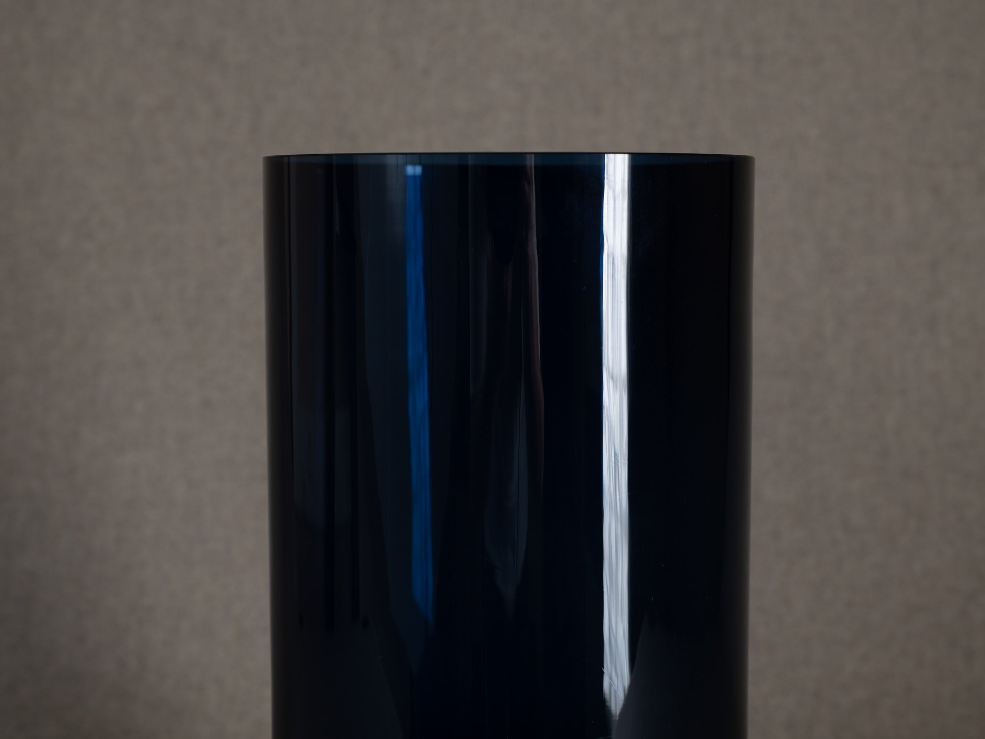 Grand vase bleu "Purtilo" de Kaj Franck pour Nuutajärvi Notsjo, Finlande (1967-72)..Large blue Purtilo vase by Kaj Franck for Nuutajärvi Notsjo, Finland (1967-72)