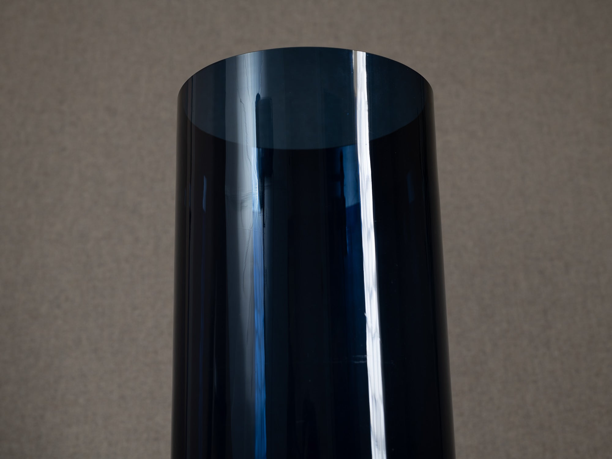 Grand vase bleu "Purtilo" de Kaj Franck pour Nuutajärvi Notsjo, Finlande (1967-72)..Large blue Purtilo vase by Kaj Franck for Nuutajärvi Notsjo, Finland (1967-72)