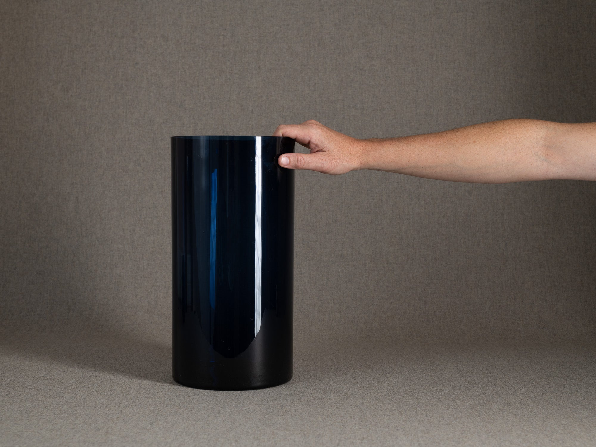 Grand vase bleu "Purtilo" de Kaj Franck pour Nuutajärvi Notsjo, Finlande (1967-72)..Large blue Purtilo vase by Kaj Franck for Nuutajärvi Notsjo, Finland (1967-72)